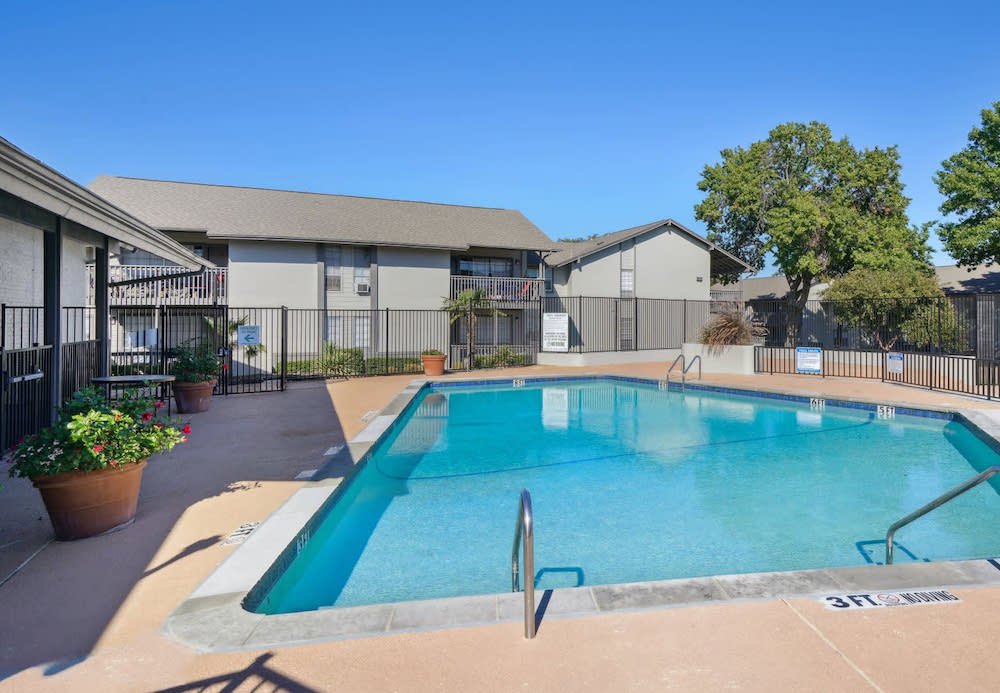 The Woodlands of Plano Apartment Community in Dallas, TX