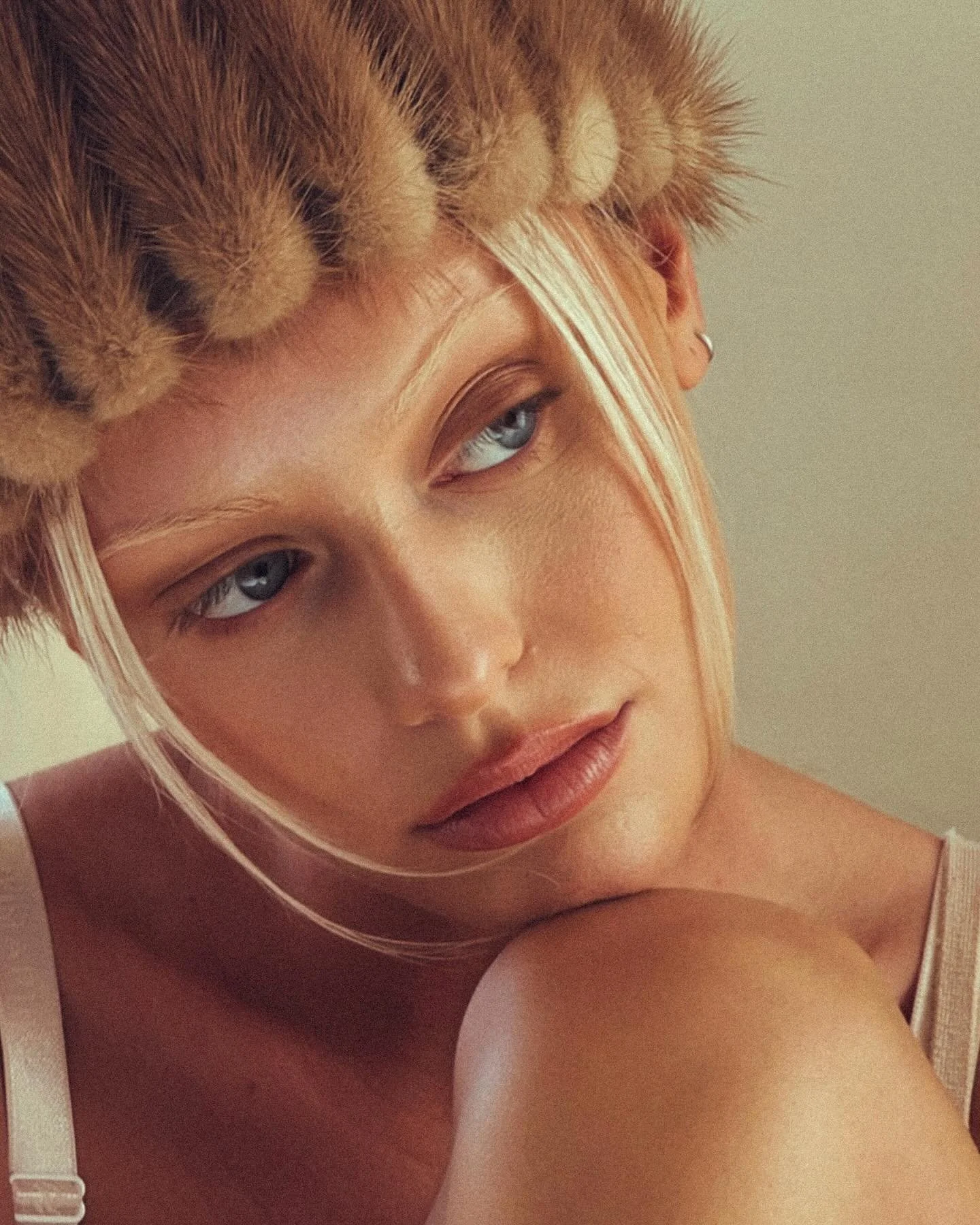 A few sweet moments with Mckenna in the studio this past spring for our workshop @la.arca.studio shot on iPhone and digi #shotoniphone