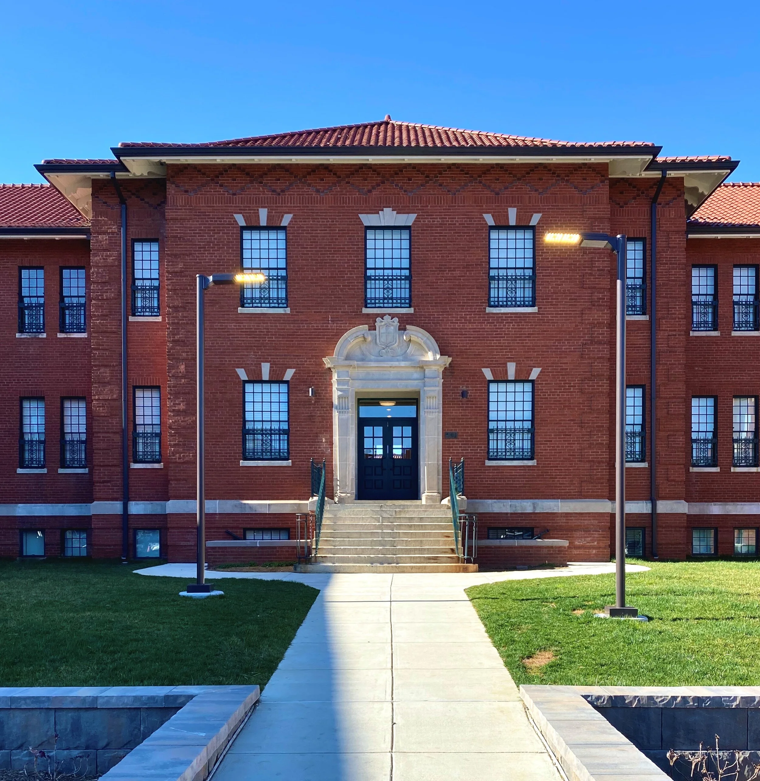 St Es - facade historic.jpg
