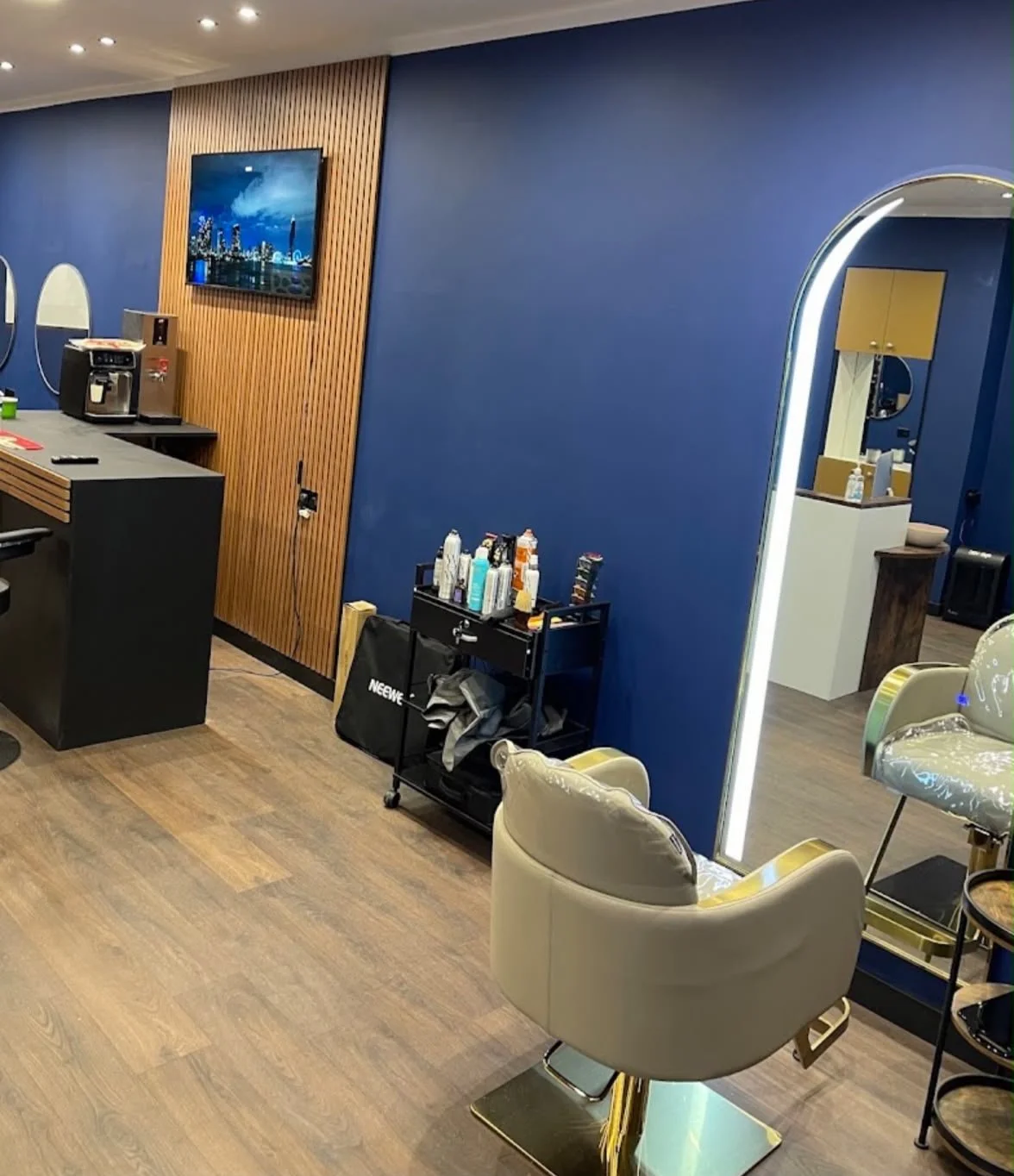 interior salon.JPG