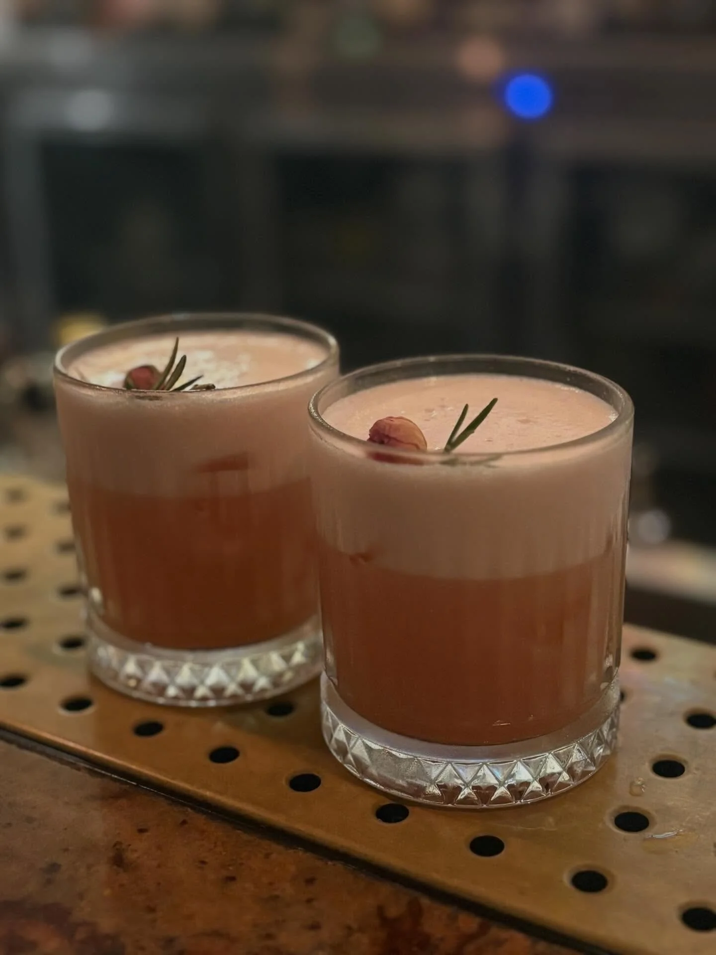 🥀 Rose Petal
Delicate, floral, and just the right amount of citrus.
Hayman&rsquo;s sloe gin shaken with rose syrup, fresh lemon juice, and a hint of lemon thyme.

#yallasawa #cocktails #sydneyeats