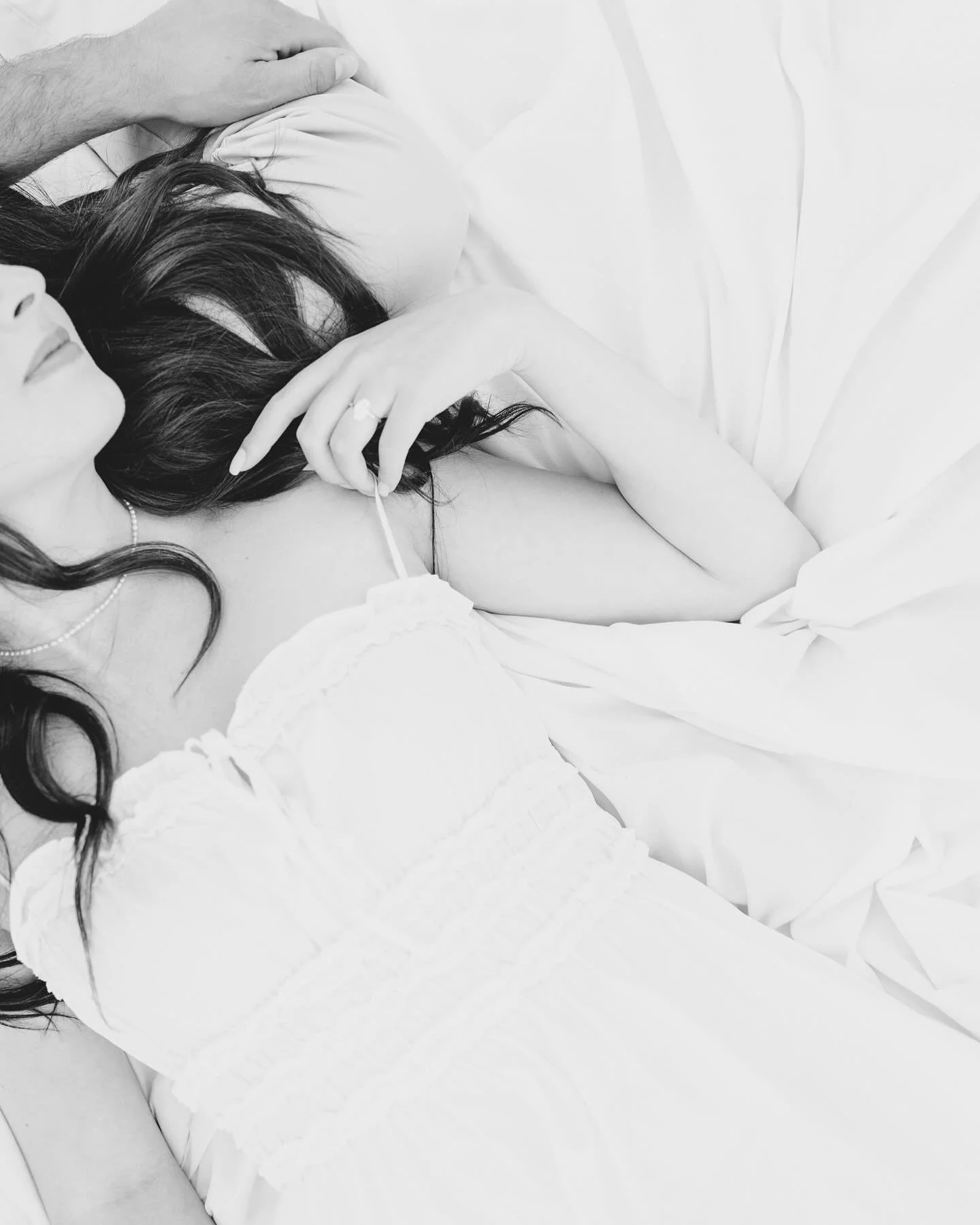 The late summer sun lingers just a little longer now, draping everything in a golden gentleness that feels like a secret meant only for two.
This editorial was inspired shoot was a nod to the 1920s through the softness of monochrome, the glint of vi