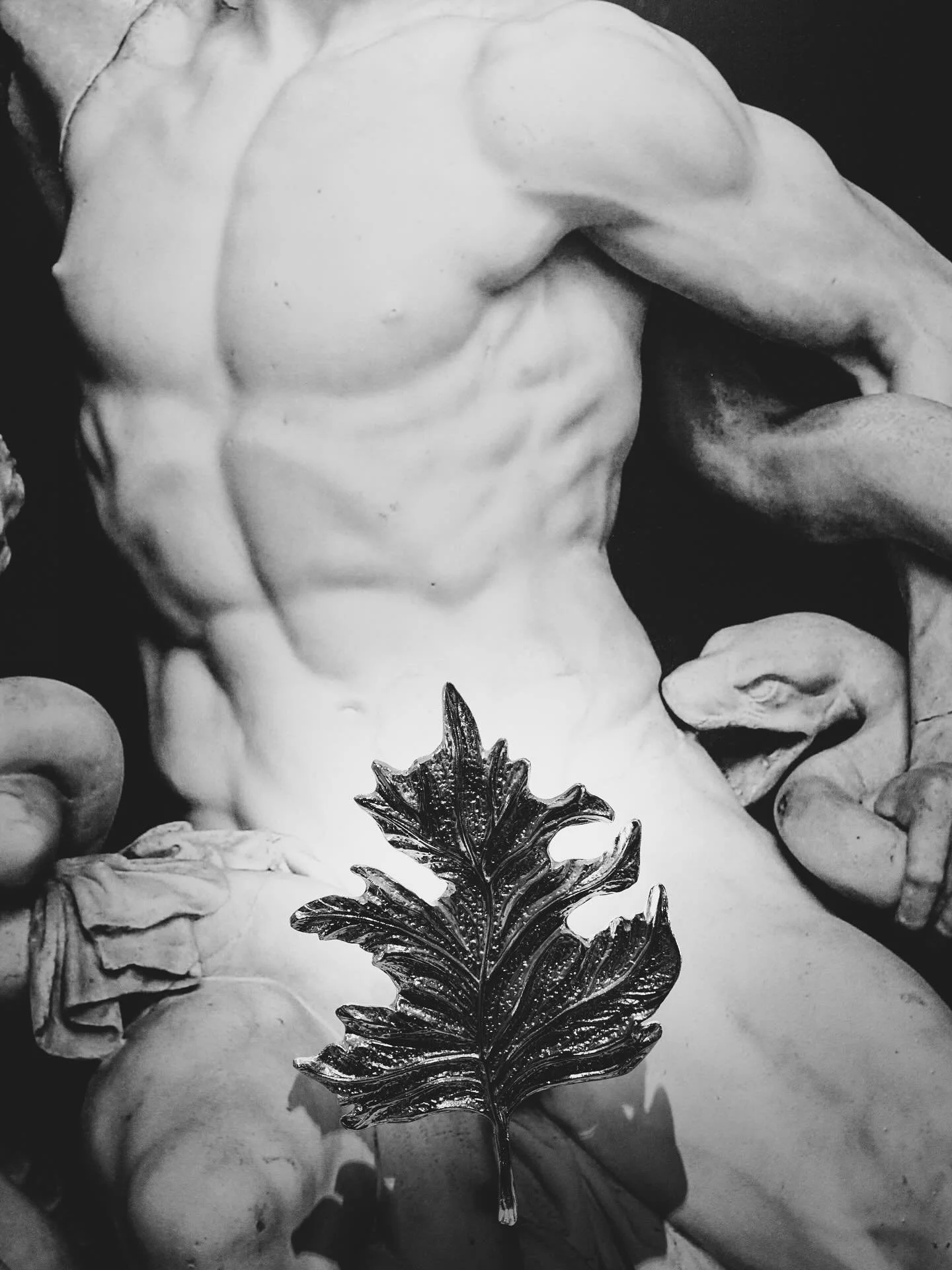 The decor here carries such a beautiful mix of edginess and playfulness , sculptural lines, dramatic light, and just the right amount of intrigue.
It’s the kind of atmosphere that invites creativity, where every corner feels like a frame waiti