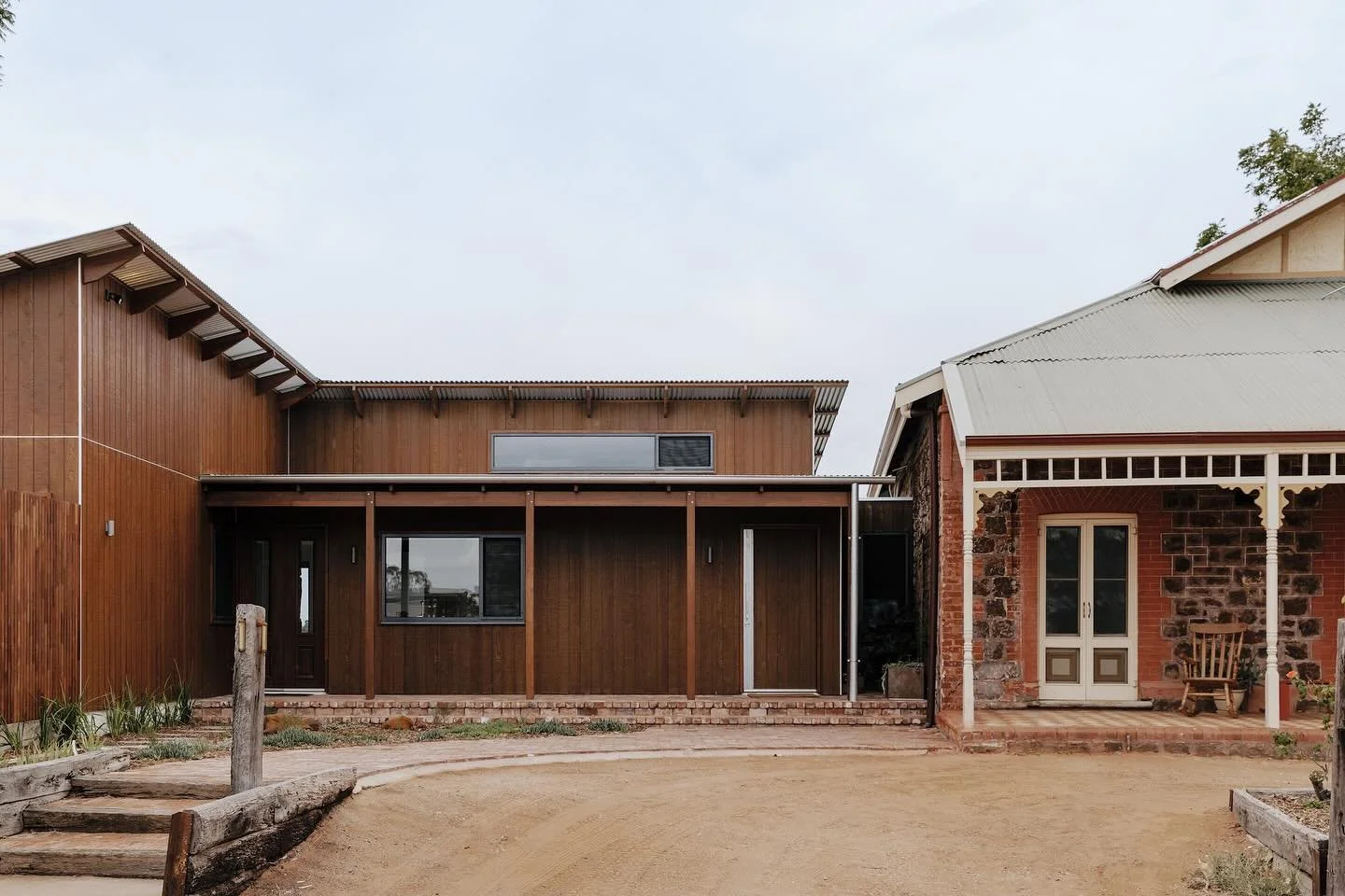 The return verandahs of House in the Vines are an archetypal feature of Australian architecture, deeply tied to the traditions of living in warm temperate climates. Extending into the new additions, they provide shade to the northern and western side