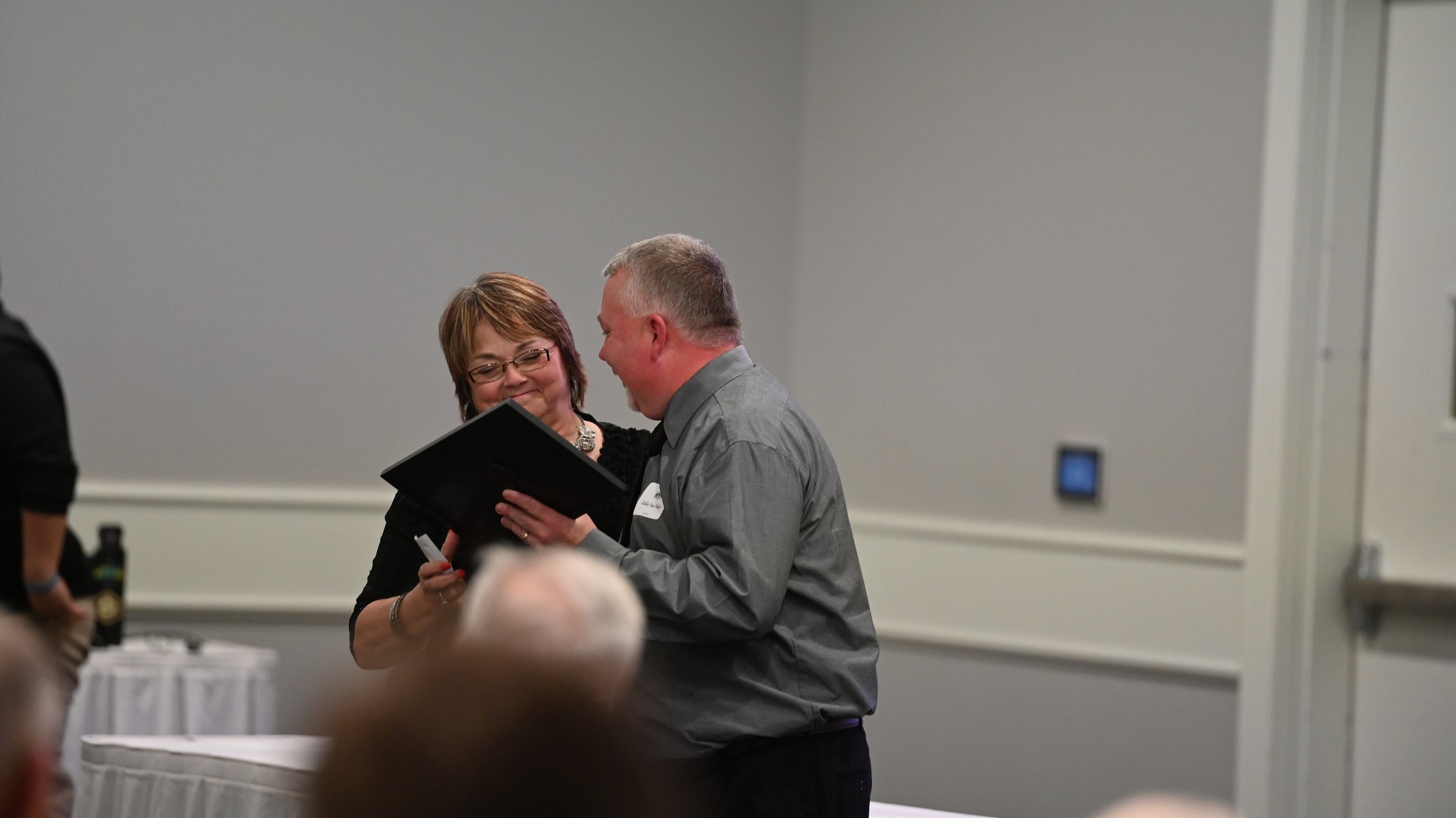 PYAC Executive Director Eddie Van Vlack awards Dena Smith with the 2022 Promise Builder award at the 2022 fundraiser dinner. (Photo by Brad Fuqua, Philomath News)