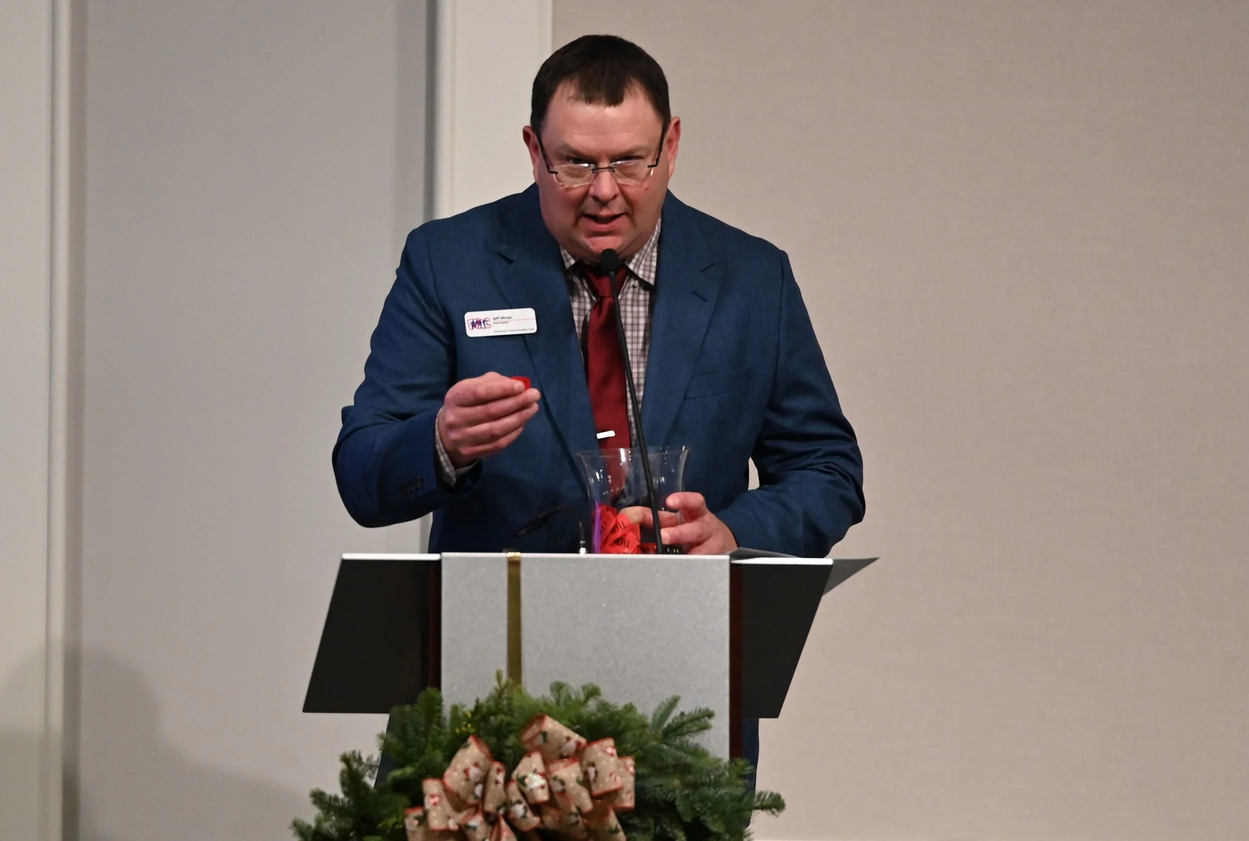  PYAC Board Vice President Jeff Minter calls winners for the door prizes at the 2025 Annual Fund Dinner. (Photo by Brad Fuqua/Philomath News) 
