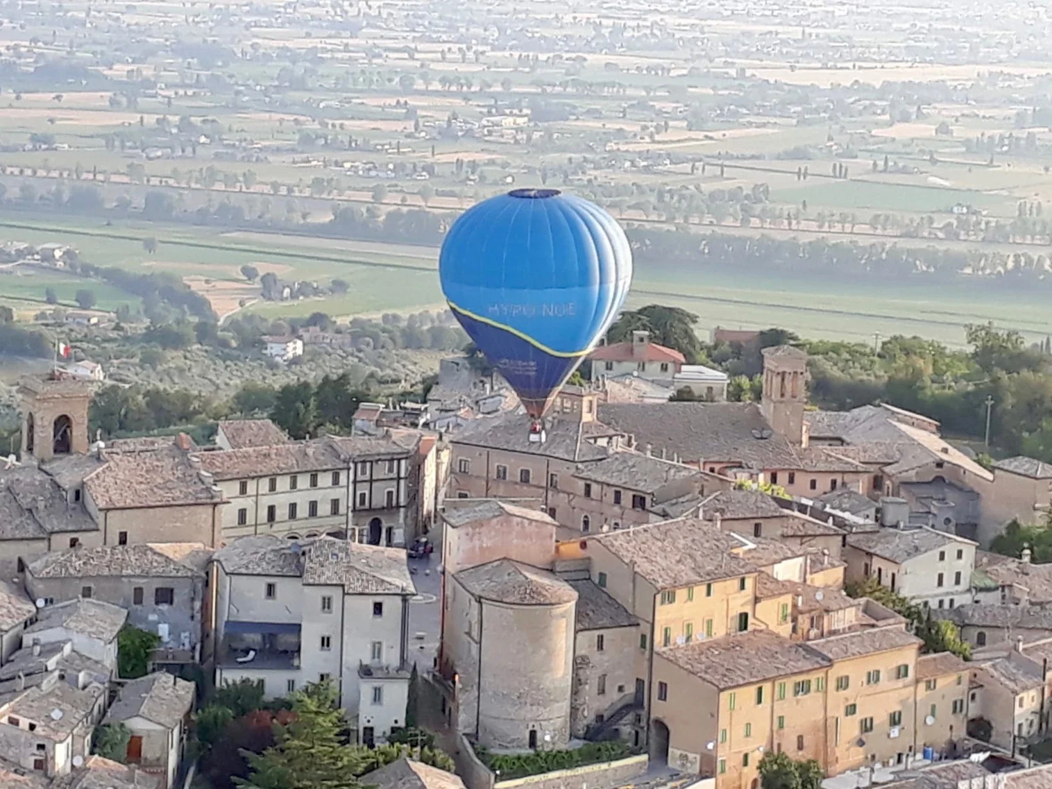 Start unseres HYPO NOE Ballones in Umbrien-Italien 2018 - direkt vom Hauptplatz