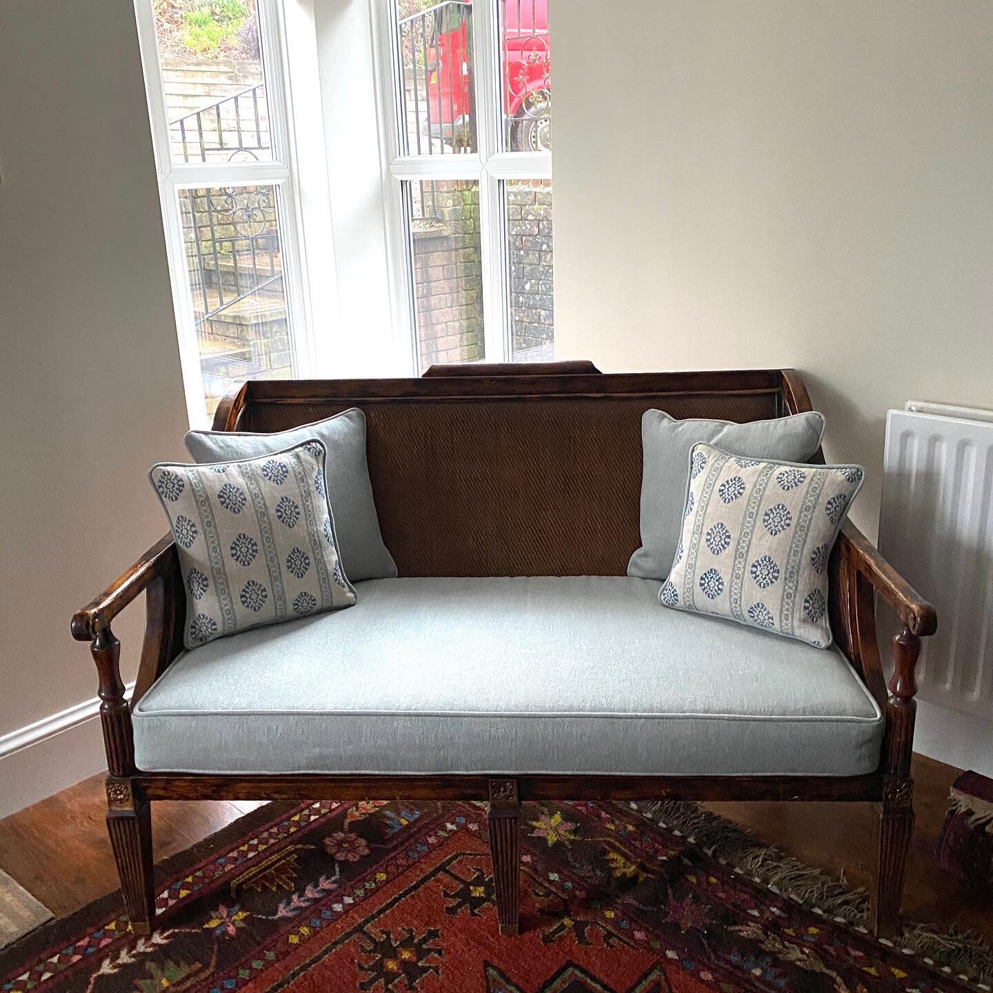 Perfect pairing. Lovely seat, now looking more comfortable and welcoming in this entrance hall.
@colefaxandfowler @gpjbaker #colefaxandfowler #gpjbaker #seating #designinspiration #hallwaydecor #cushions
