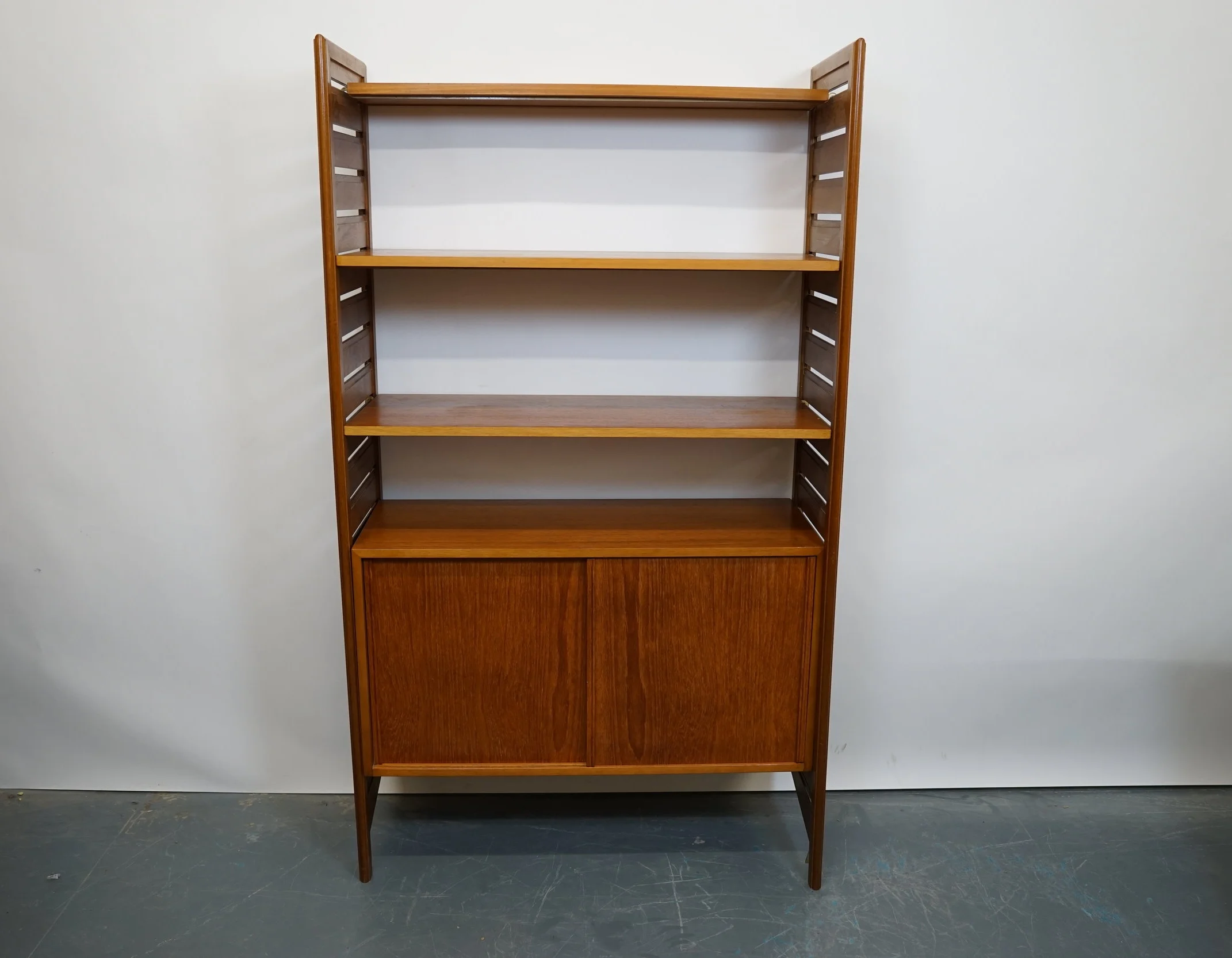 OOW - OLD OLD WOODS - Vintage Mid Century Ladderax by Robert Heal for Staples