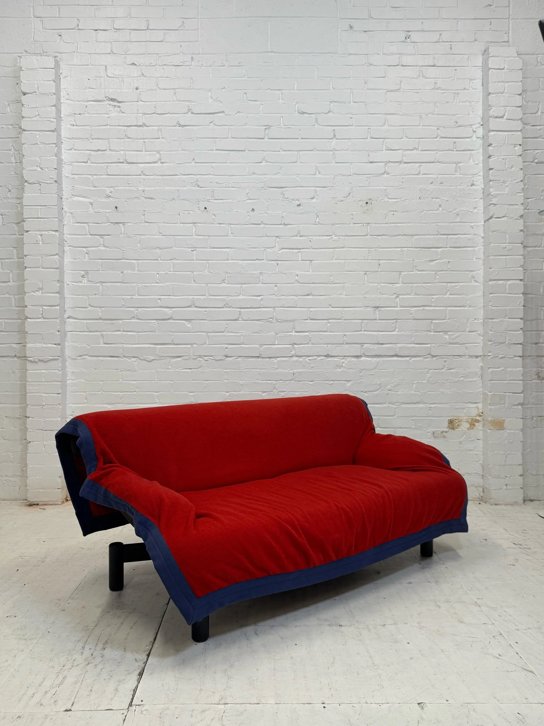 Vico Magistretti sofa, 1980s design. sold by OOW MID CENTURY FURNITURE.