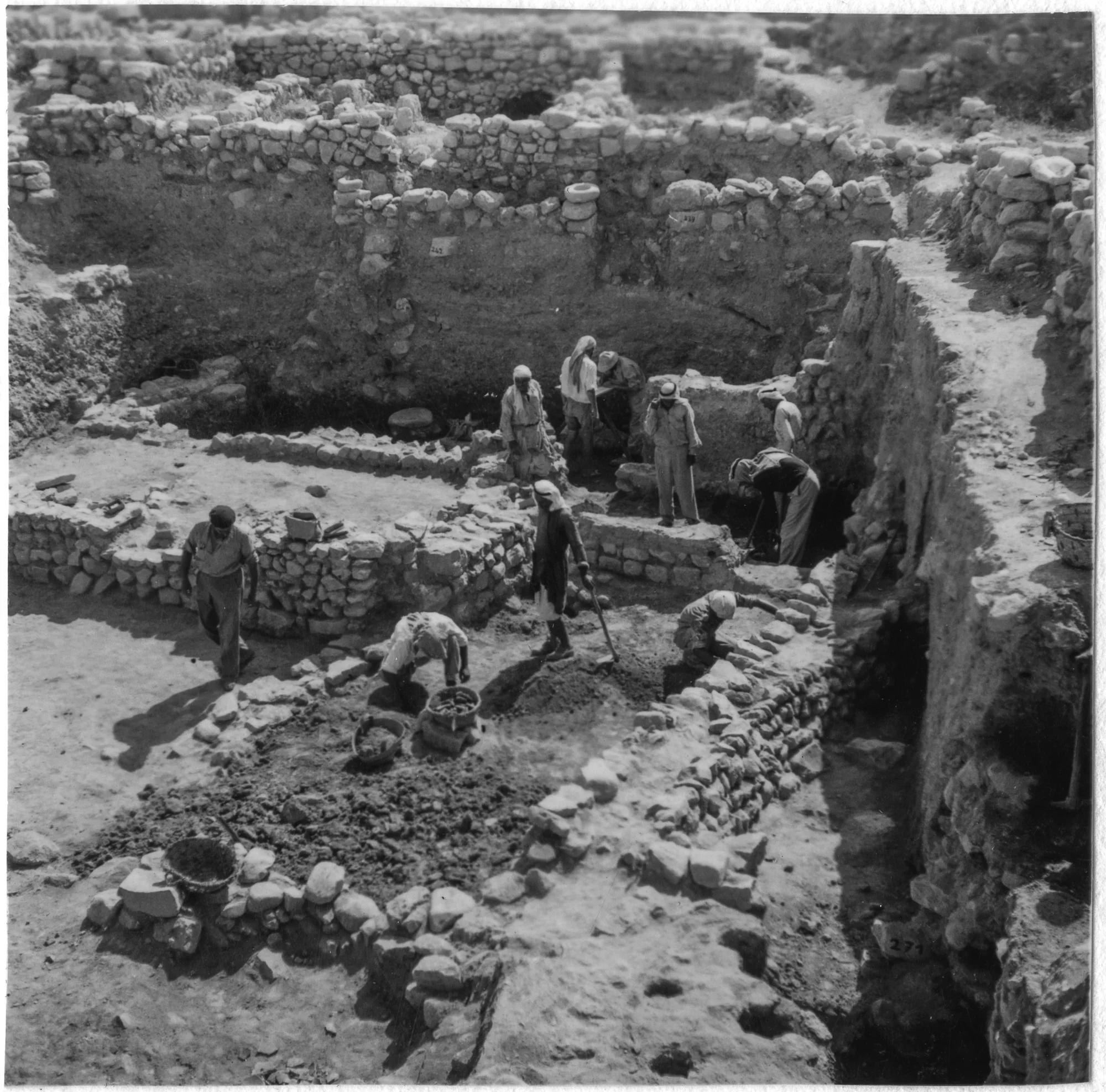 B Excavaciones de la EBAF en 1954 (Archivo Amiet)..jpg