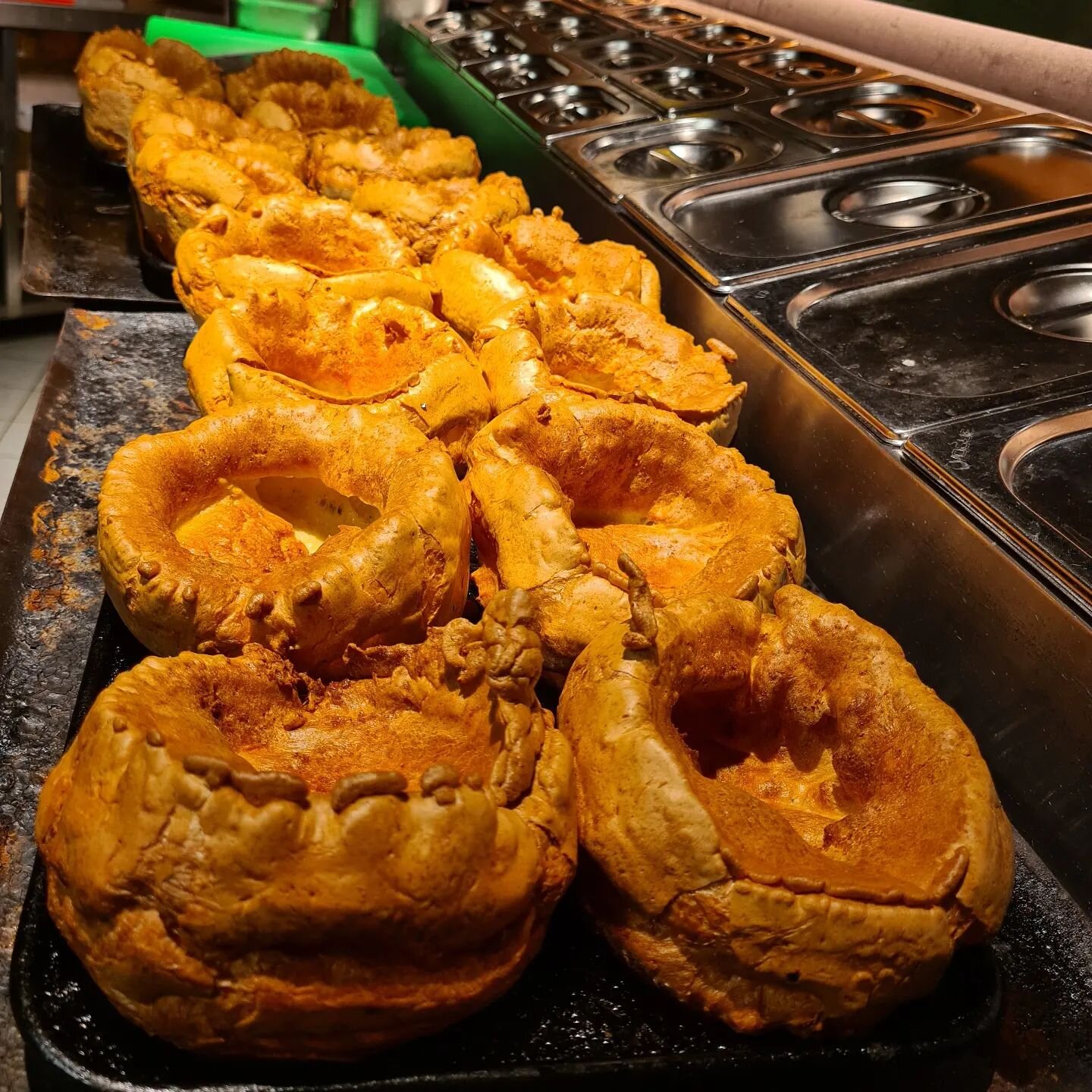Yorkshire pudding anyone? Freshly made every Sunday by our brilliant chefs? Our roasts are served from midday, so don't miss out 🍽🥂

 #food #sundayroast #homecomforts