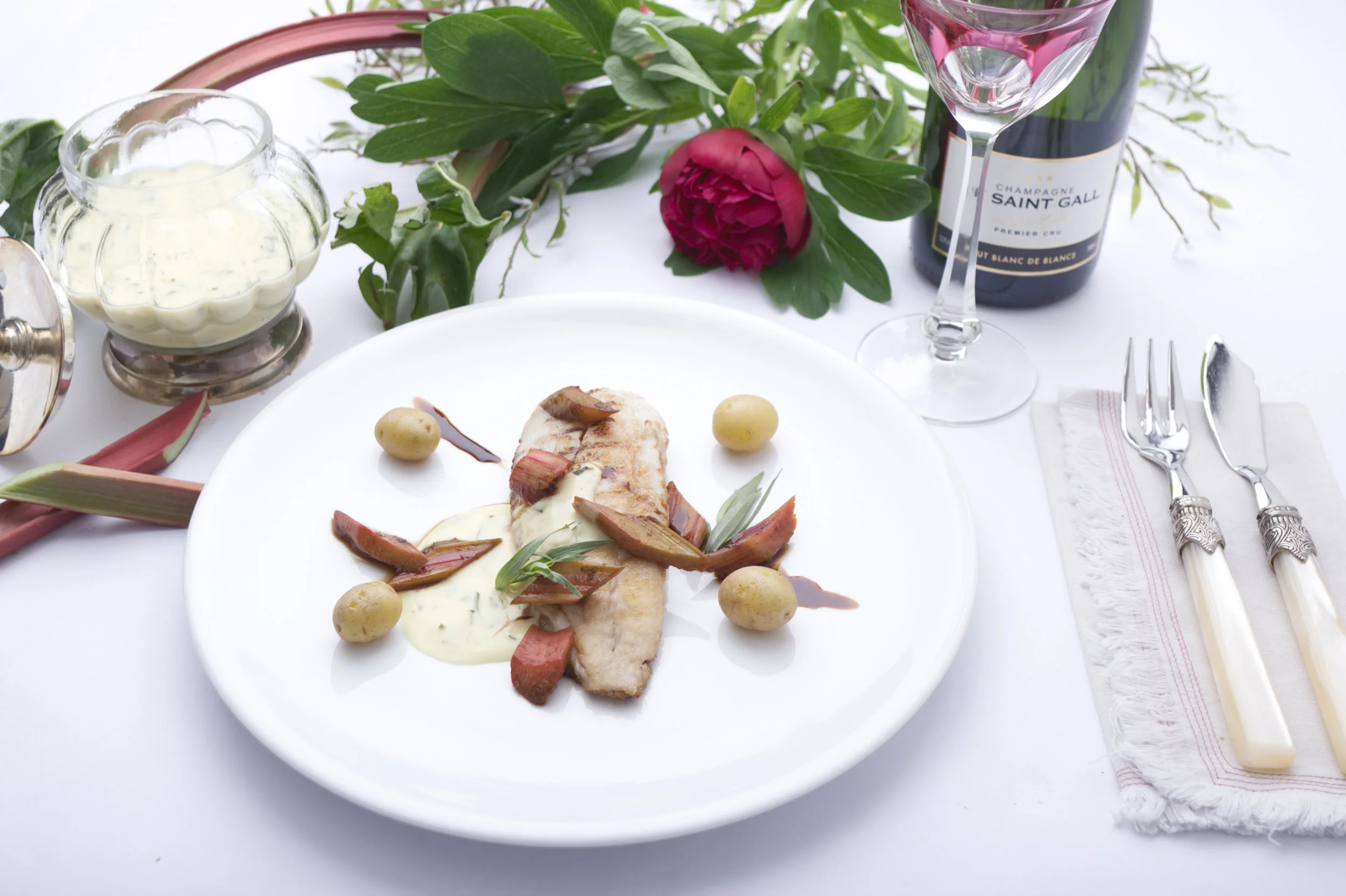 Red Snapper mit Rhabargemüse und Estragonsauce