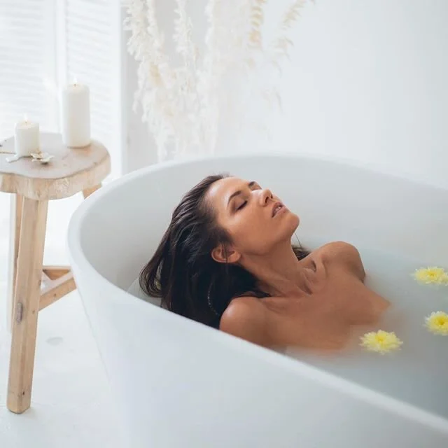 End the weekend with an #EllesElixirs soak! Adding an elixir and milk to your bath water can help hydrate and soothe your skin, improve inflammatory skin conditions, and promote healthy aging.