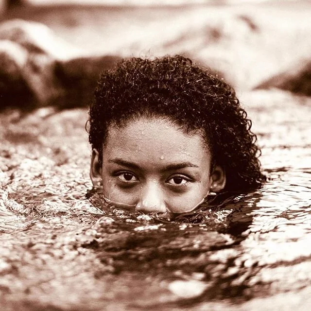 Elevate your next #EllesElixirs soak by adding jasmine flowers! Bathing with jasmine can enhance and uplift your mood due to the flower's aromatic scent.