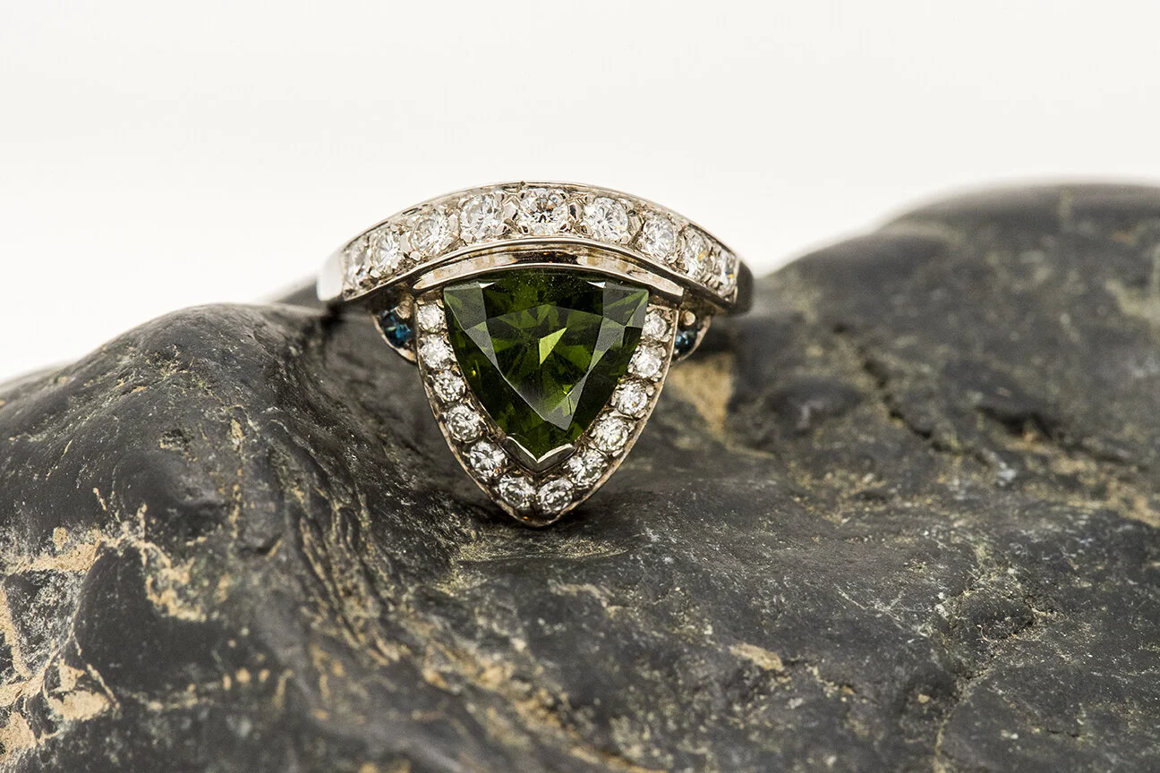gold-ring-with-green-stone-dimonds.jpg