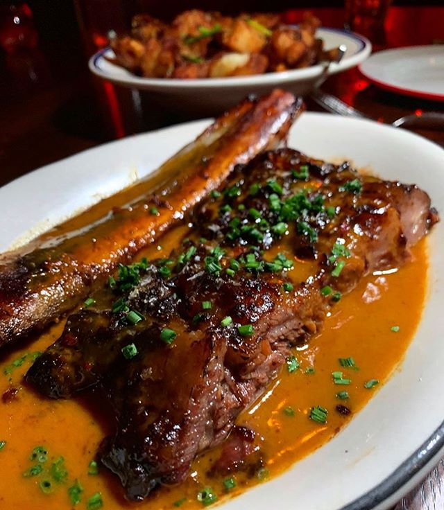 Is there anything better on a cold NY Winter night than our Beef Rib and Crispy Potatoes??? No, no there absolutely isn&rsquo;t... #comefeastwithus 📸 x @eatwithmeusa &bull;
&bull;
&bull;
&bull;
#bbq #bbqporn #bbqbeef #beef #barbecue #meatporn #foodg