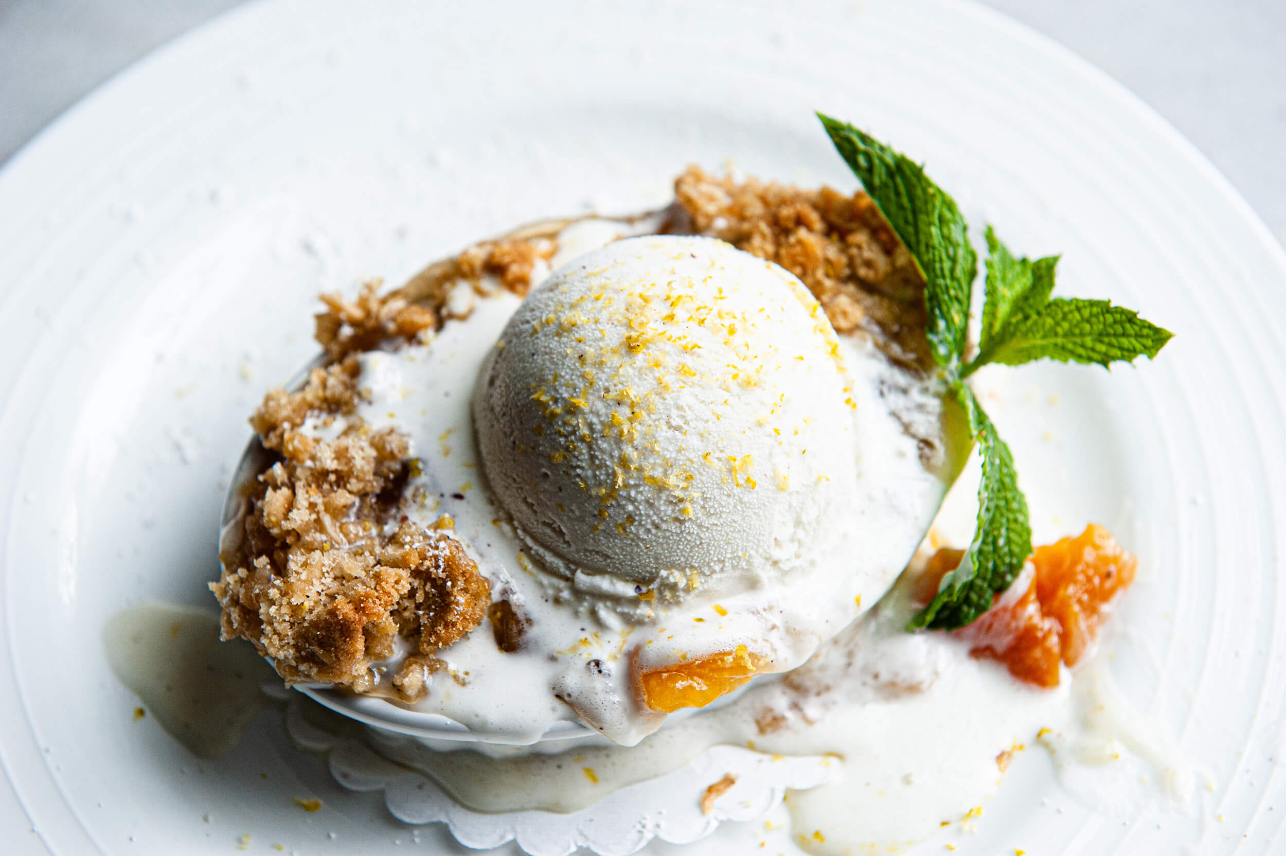 shire-breu-hous-food-dessert-peach-crisp.jpg