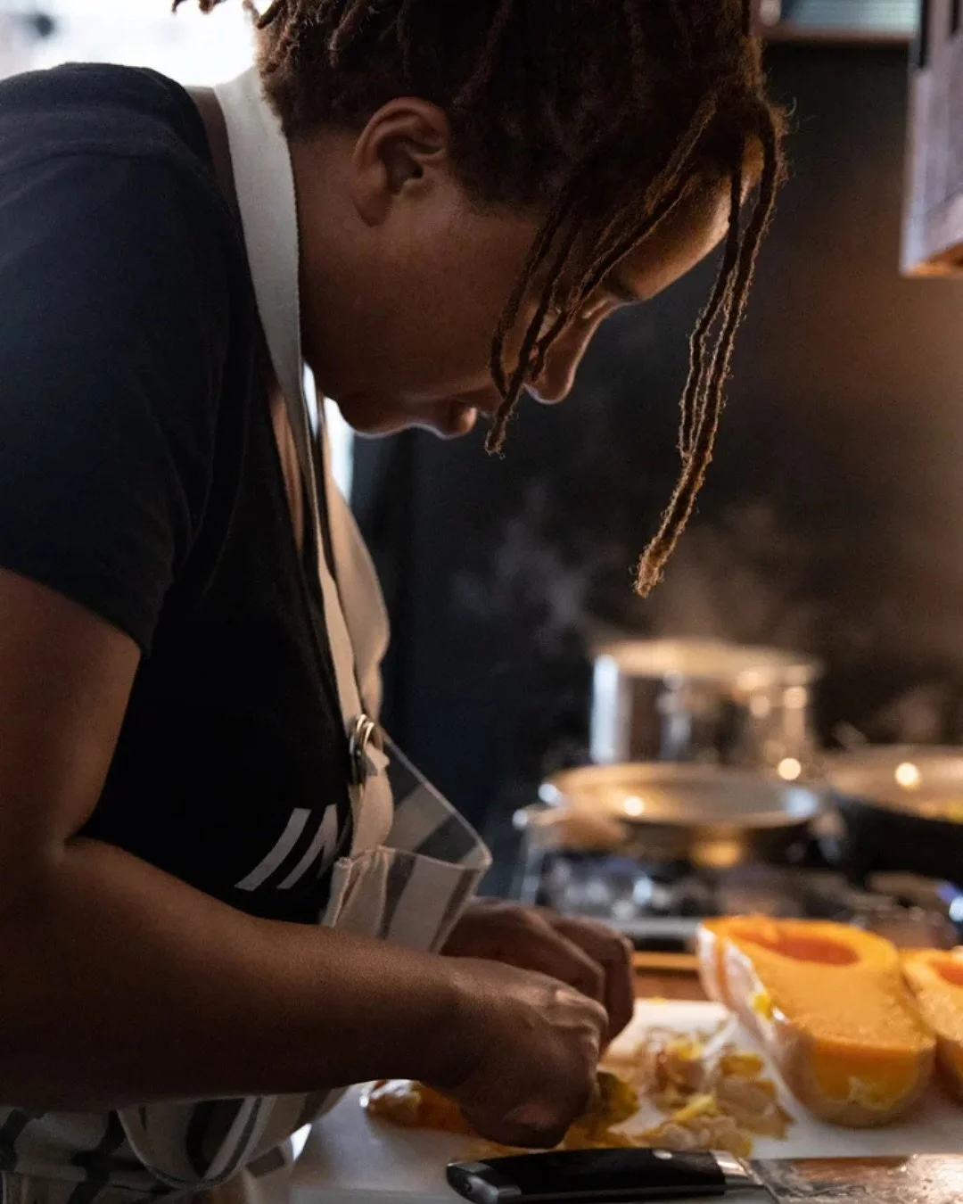Hands tell the story! Chopping, plating, serving&hellip;whatever it may be, every gesture adds something to a brand&rsquo;s message. These are the moments we love to capture at QSK.

#MinneapolisPhotographer #FoodPhotographer #BrandPhotographer