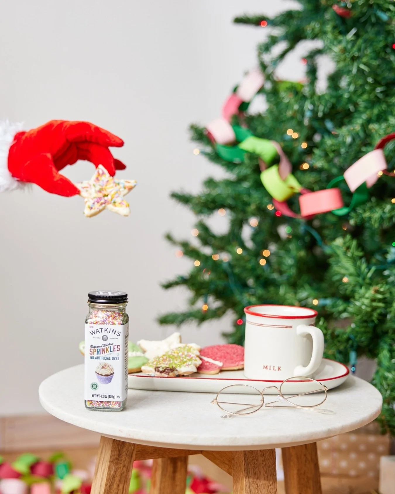 Kind of hard not to feel festive when this is what your workday looks like! 🌲🧑&zwj;🎄

Throwback to this fun holiday shoot with @watkins.1868! We can&rsquo;t wait to capture all of the fun holiday content this season.

#HolidayShoot #MinneapolisPho