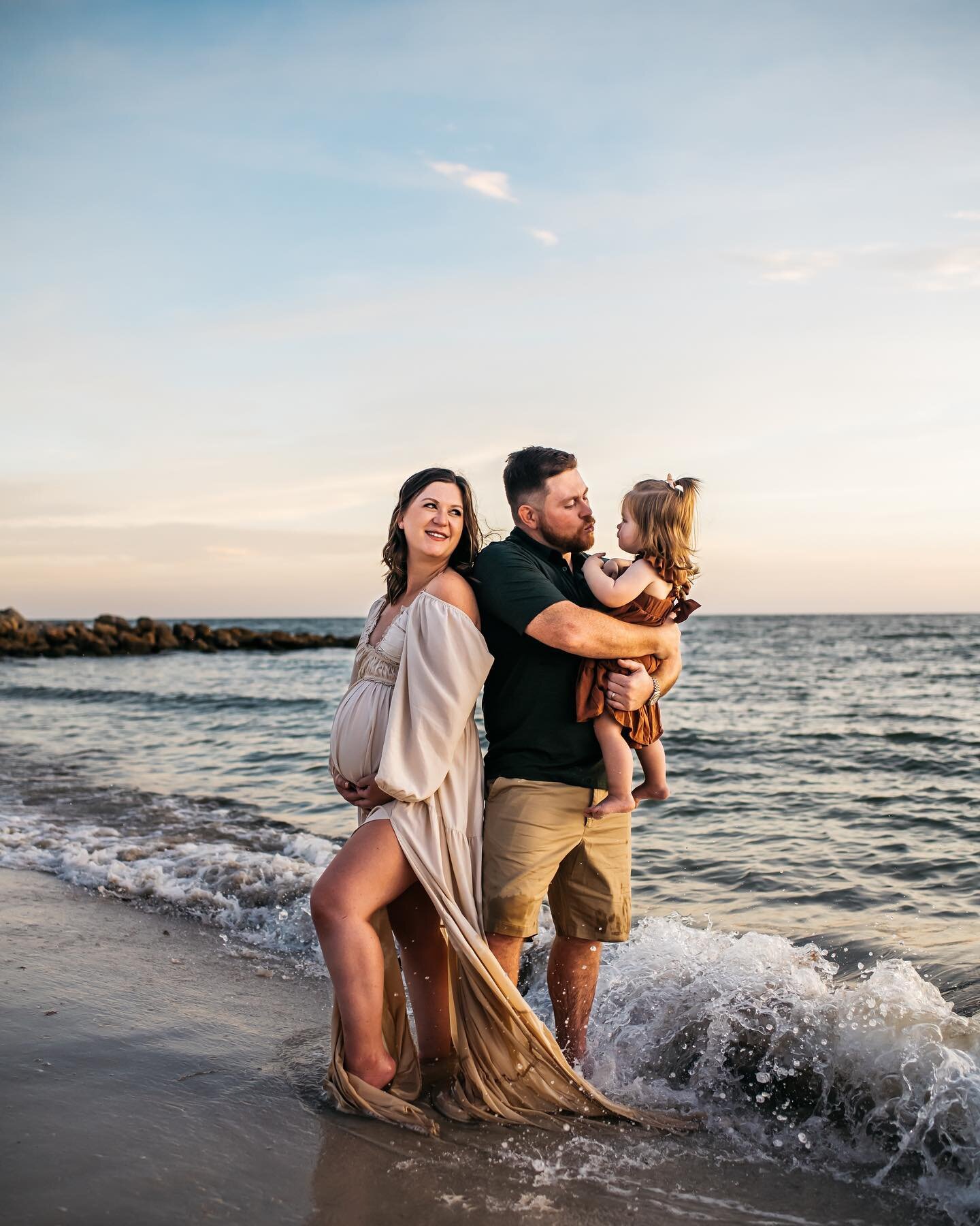 So excited for this sweet family 🤍

#fortmyersphotographer 
#sanibelphotographer 
#maternityphotography 
#naplesphotographer