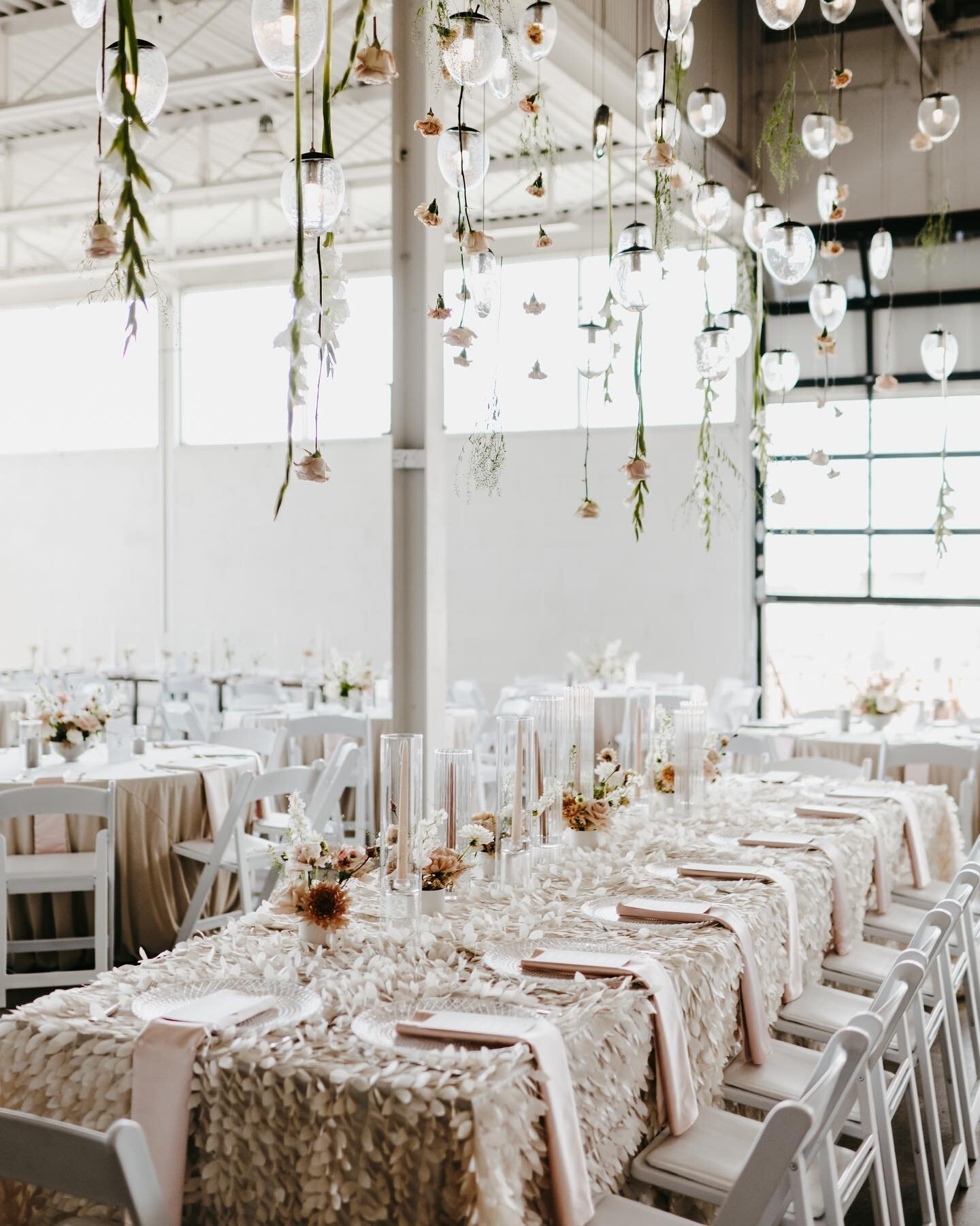 This is your sign to rent the linens and do the hanging install 🤌🏼 

Photo: @katlarreaphoto 
Venue: @glasshousemn 
HMU: @amyrachaelmua @jesspalombo.hair @sabrinak_beauty 
Coordination: @champagne_and_lace 
Floral: @champagne_and_lace 
Dj: @studiove