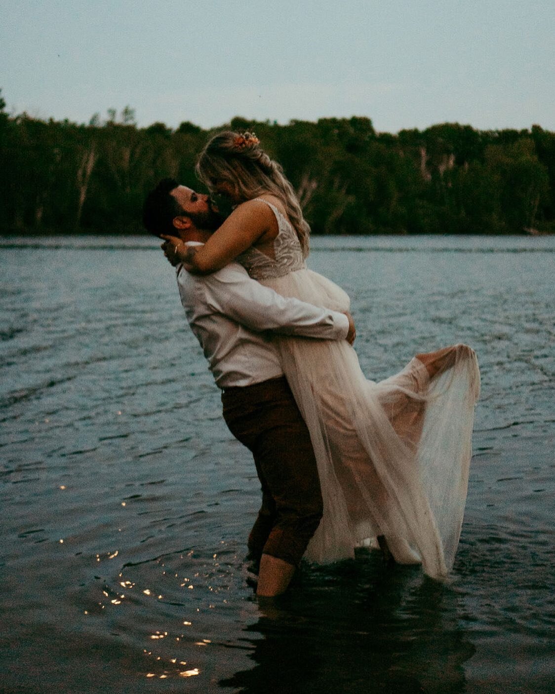 Happy 4th of July!! 

In honor of today's intimate lakeside wedding, I give you this stunner! 

Photo- @westweddingco 

#wedding#weddingday #weddingphotography #weddingvenue #weddingdress #epicday #weddingplanner #weddingcoordinator#weddingflorist #w