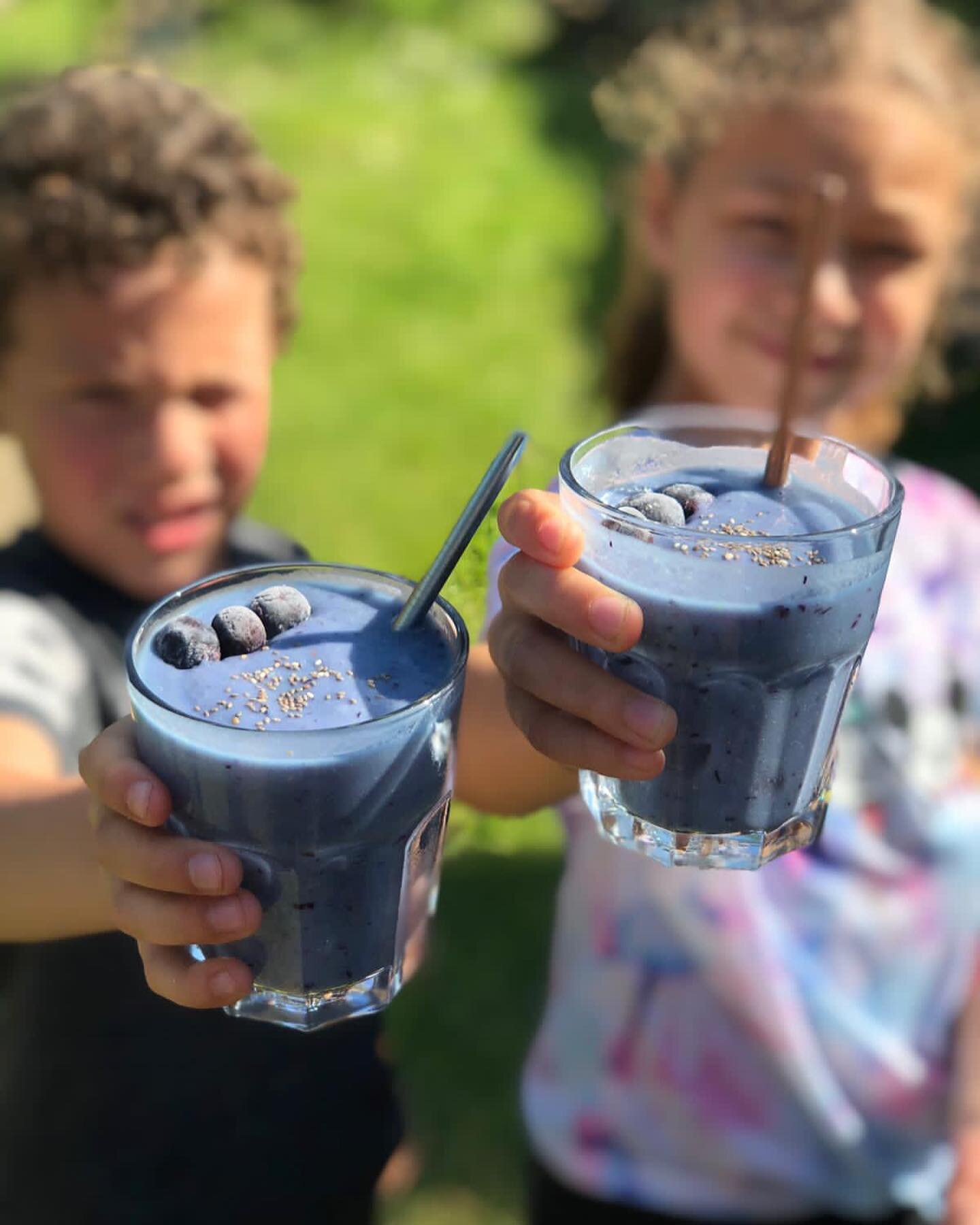 Hope you are all enjoying the Sun at last! The kids came home after a hot day at school craving something cold and sweet. So I gave this blue spirulina iced smoothies a go! A handful of frozen fruit, blue spirulina from @veautybox blitz in the blende