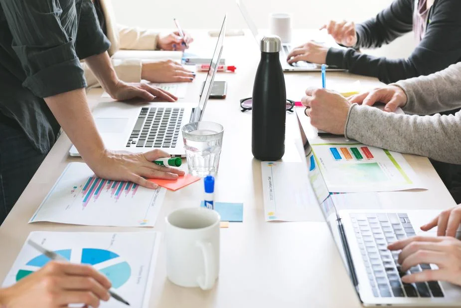 hands-on-desk-at-meeting_925x.jpg