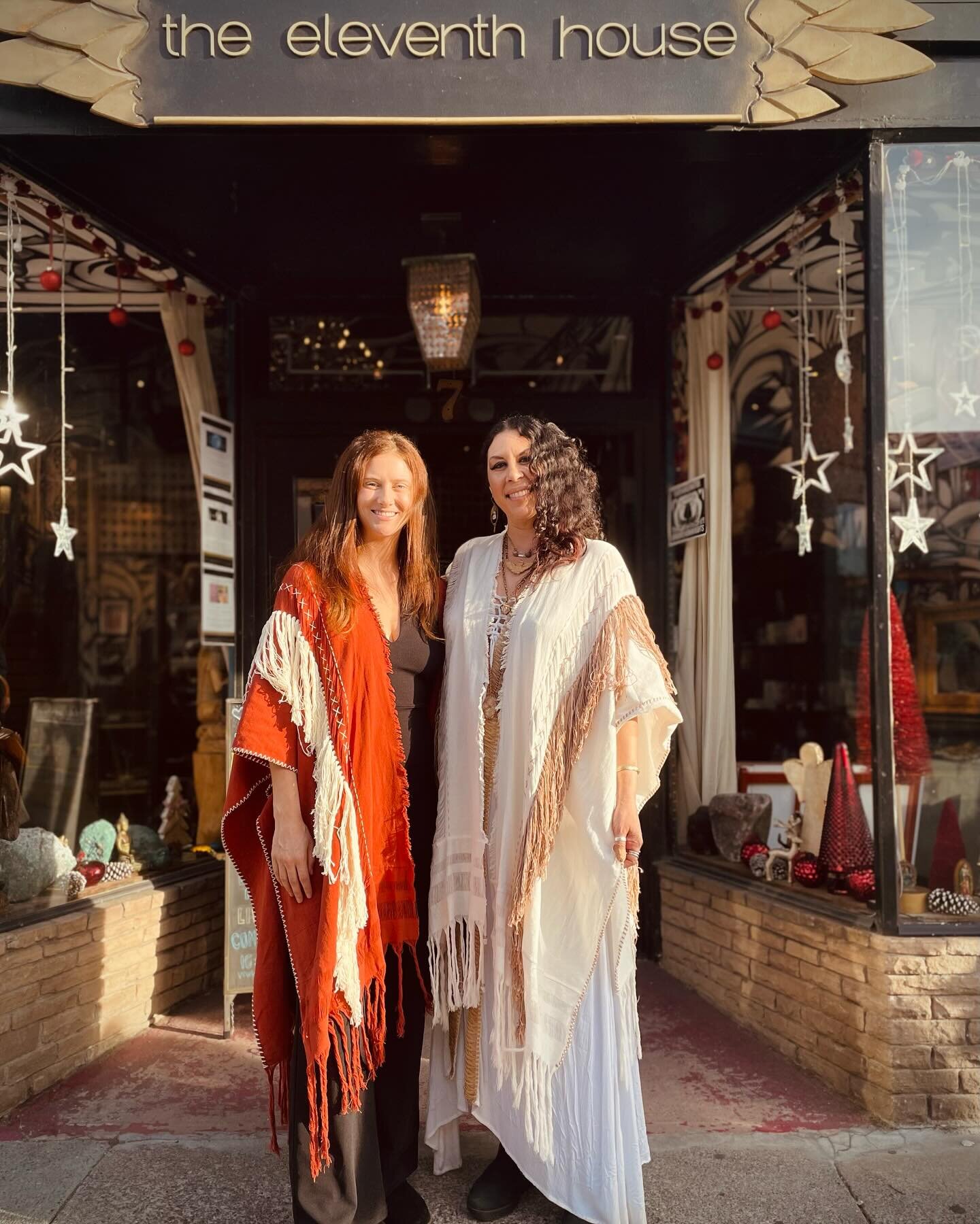 Two Priestesses of This Temple Space✨
.
Melusina Gomez is a Curandera and Practitioner of Nahualismo, having studied indigenous ancestral healing arts for over 20 years. She offers 1:1 sessions at the eleventh house including Limpias, Sobadas, Tarot 