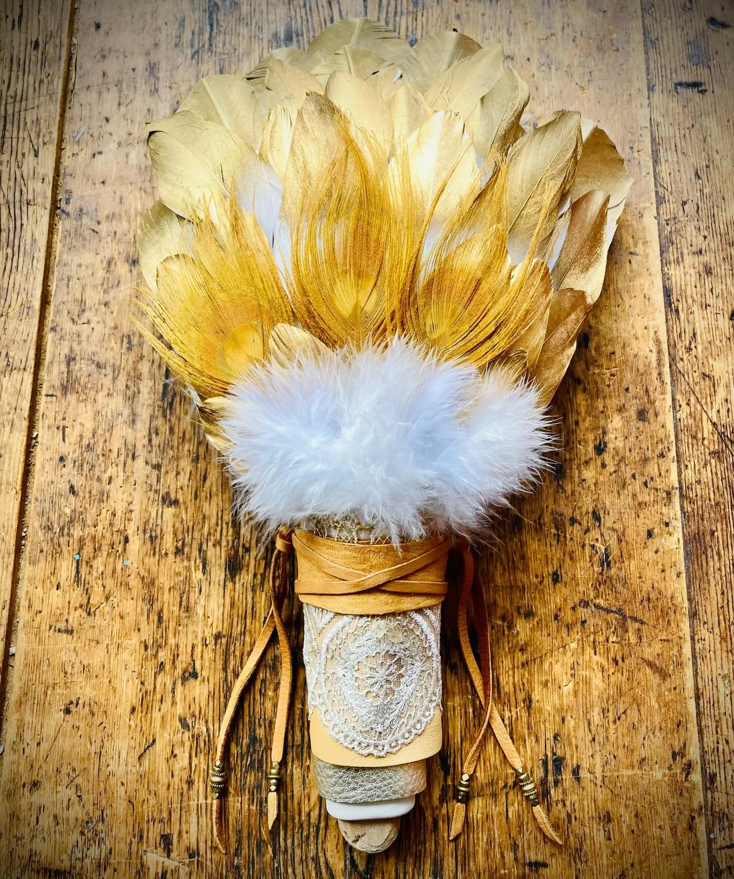 These just arrived in the shop 💛

These feather fans were created by Amy, whose work has been in the space before and carries so much beauty, care, and intention.

She creates these as sacred, nature-based pieces ~ each one completely unique.

I fee