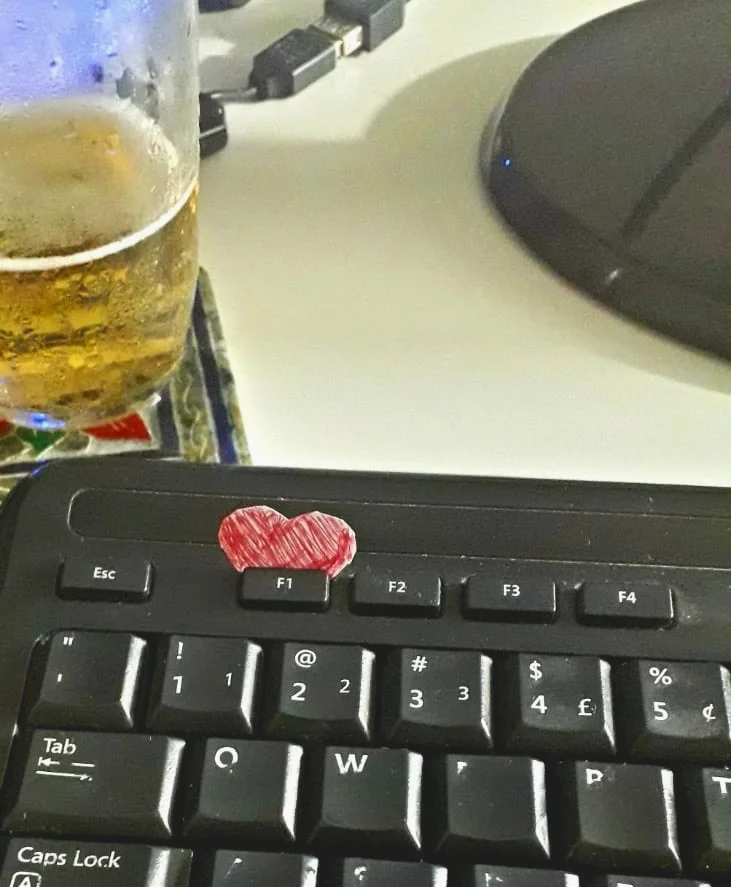 "O coração é presente do meu filho, o teclado meu ganha pão, e a cerveja porque também sou filha de Deus! Mãe, provedora, e mulher!"
