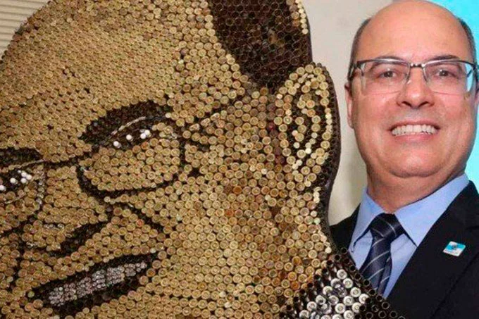 Quadro feito com balas de fuzil