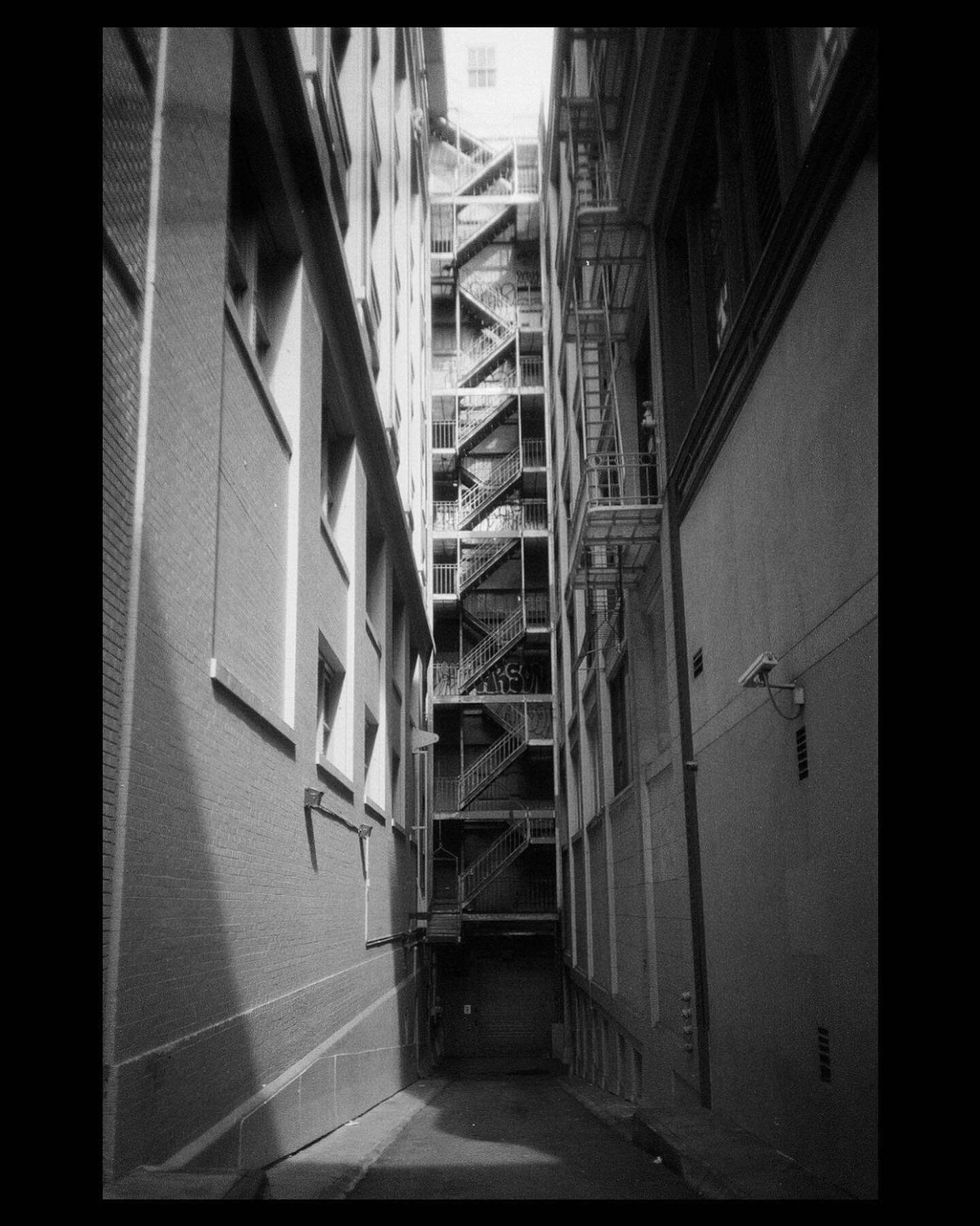 One of my favorite places to photowalk SF is  FiDi on the weekend. So many wonderful alleys. #ﬁlmisnotdead