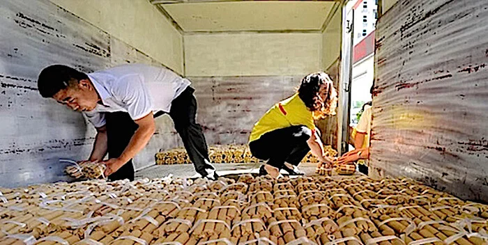 Here's what $170,000 in cash looks like sitting in the back of a truck as owner buys new car