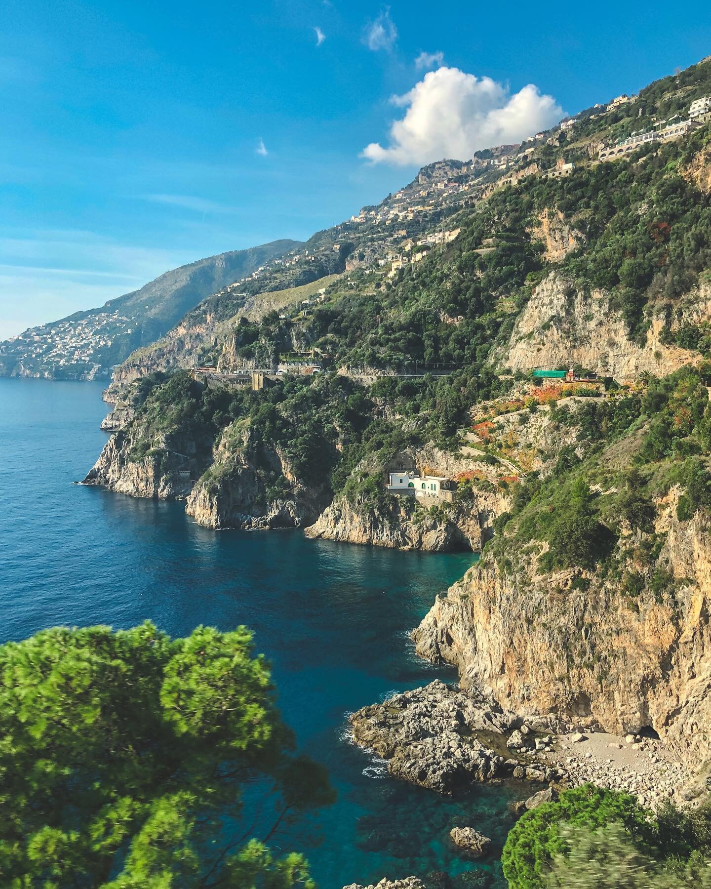 Anyone else get incredibly car sick on windy roads? 🙋🏻&zwj;♀️
If you are at all like I am then I should warn you that the coastal roads of the Amalfi coast are incredibly windy. I would rank it up in the top 5 windy roads I have ever been on. We to