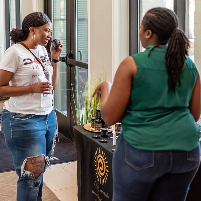 Happy New Year!! 🎉 One of my biggest business goals for 2020 is to attend more local/regional events where I can educate potential customers on the benefits of shea butter for the hair and skin.
.
Despite the fact that I'm a natural introvert, I alw