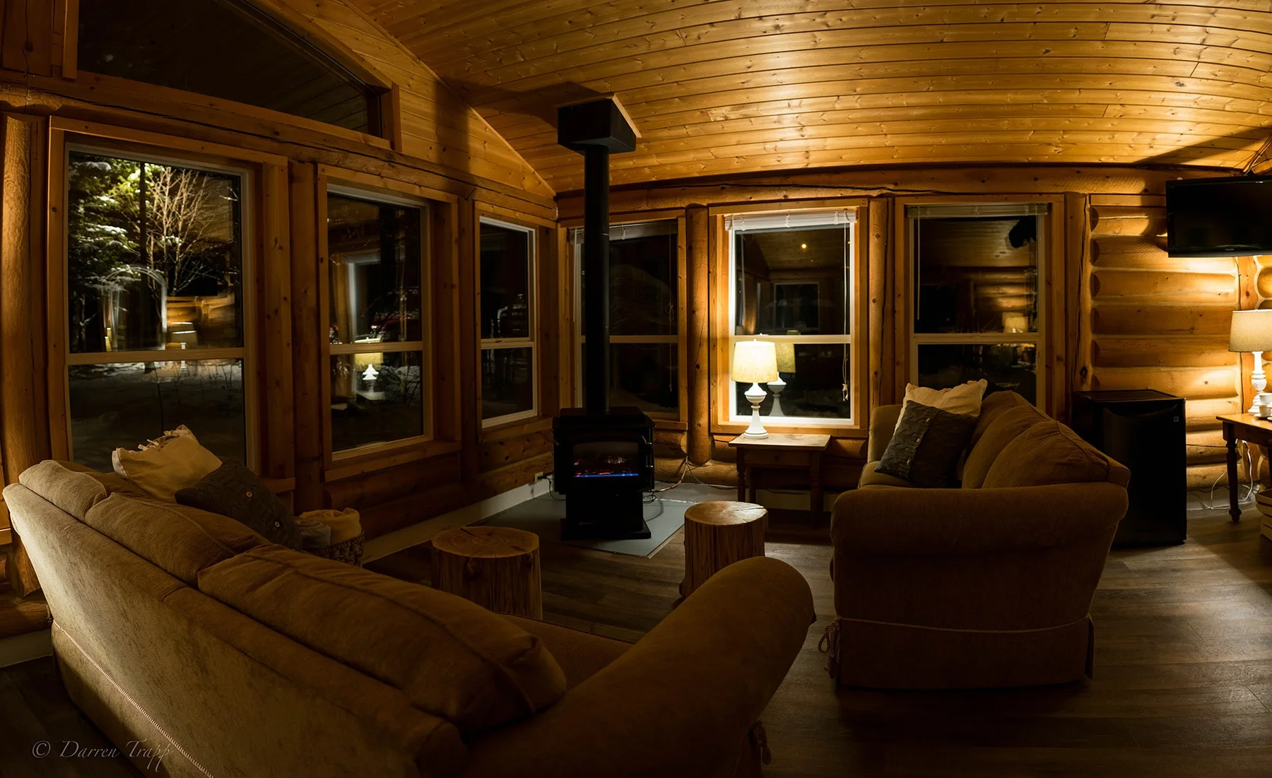 Common Room Curl up by the fire with a good book, chat with fellow travellers, play a board game or just relax. In the common room, all guests have access to the fireplace, fridge, kettle and hot drinks, lots of board games, a TV and lounging chairs.