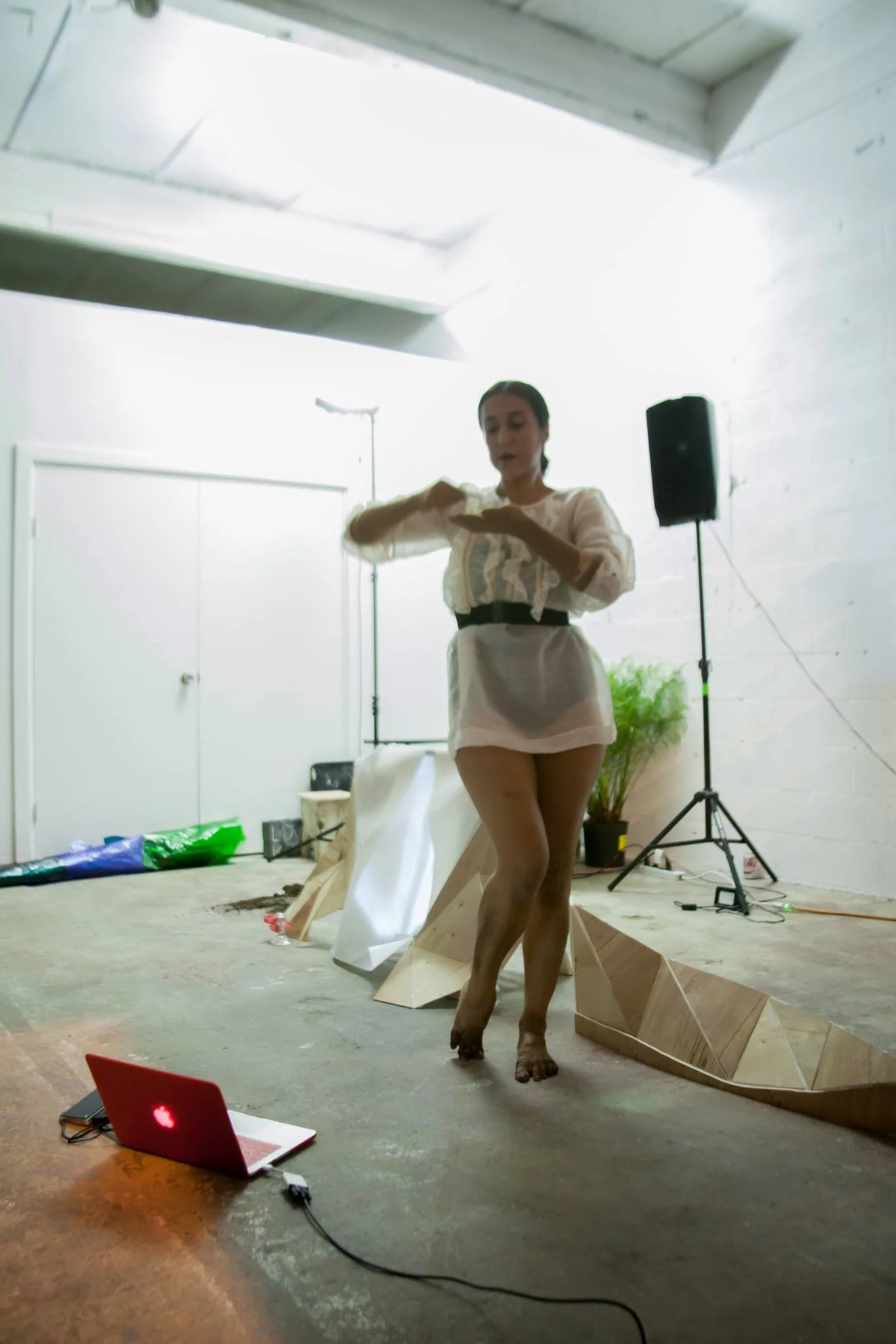 #woman Choreography/Peformance: Roxana Barba Music: Melissa Yverson Video installation: Sophia Cabral, Sofia del Rivero