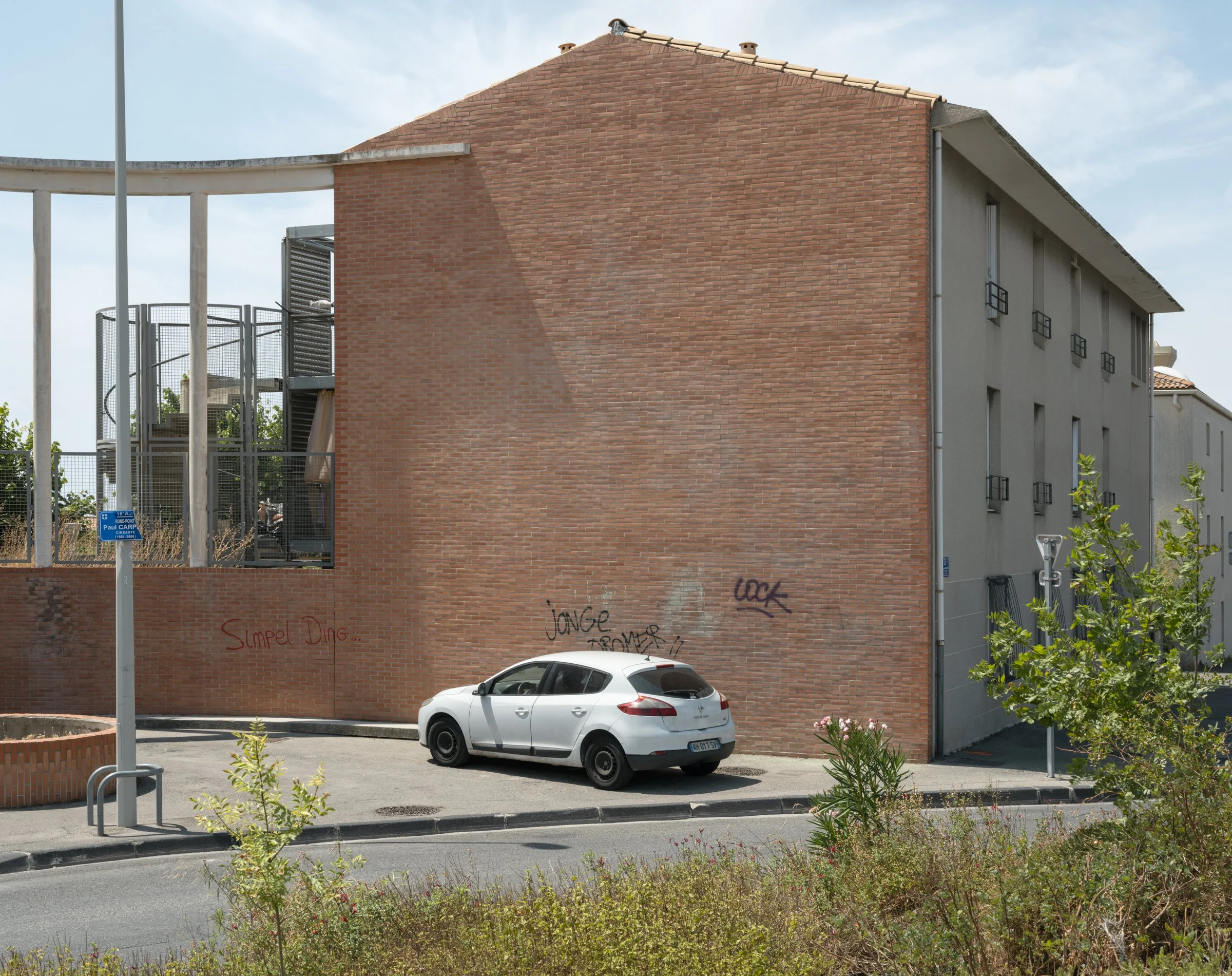 facade_and_car_1.jpg