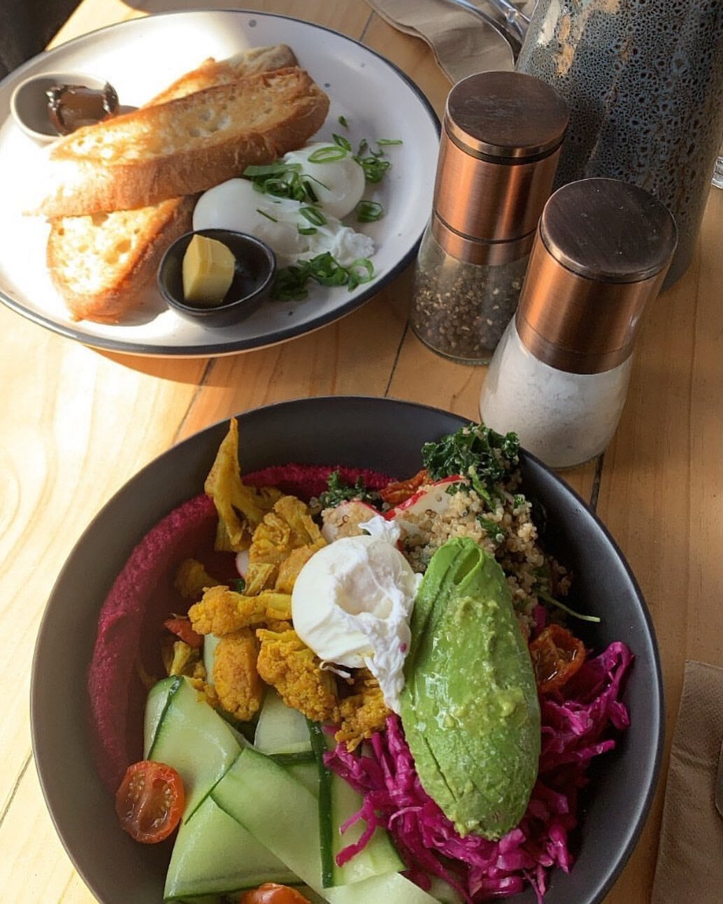 Feeling like something fresh to start your day? Our goodness bowl is super nutritious and delicious 😋 veggies, quinoa and beetroot hummus. Can be vegan or you can add your own choice of protein! 
📷 @lachiepirone