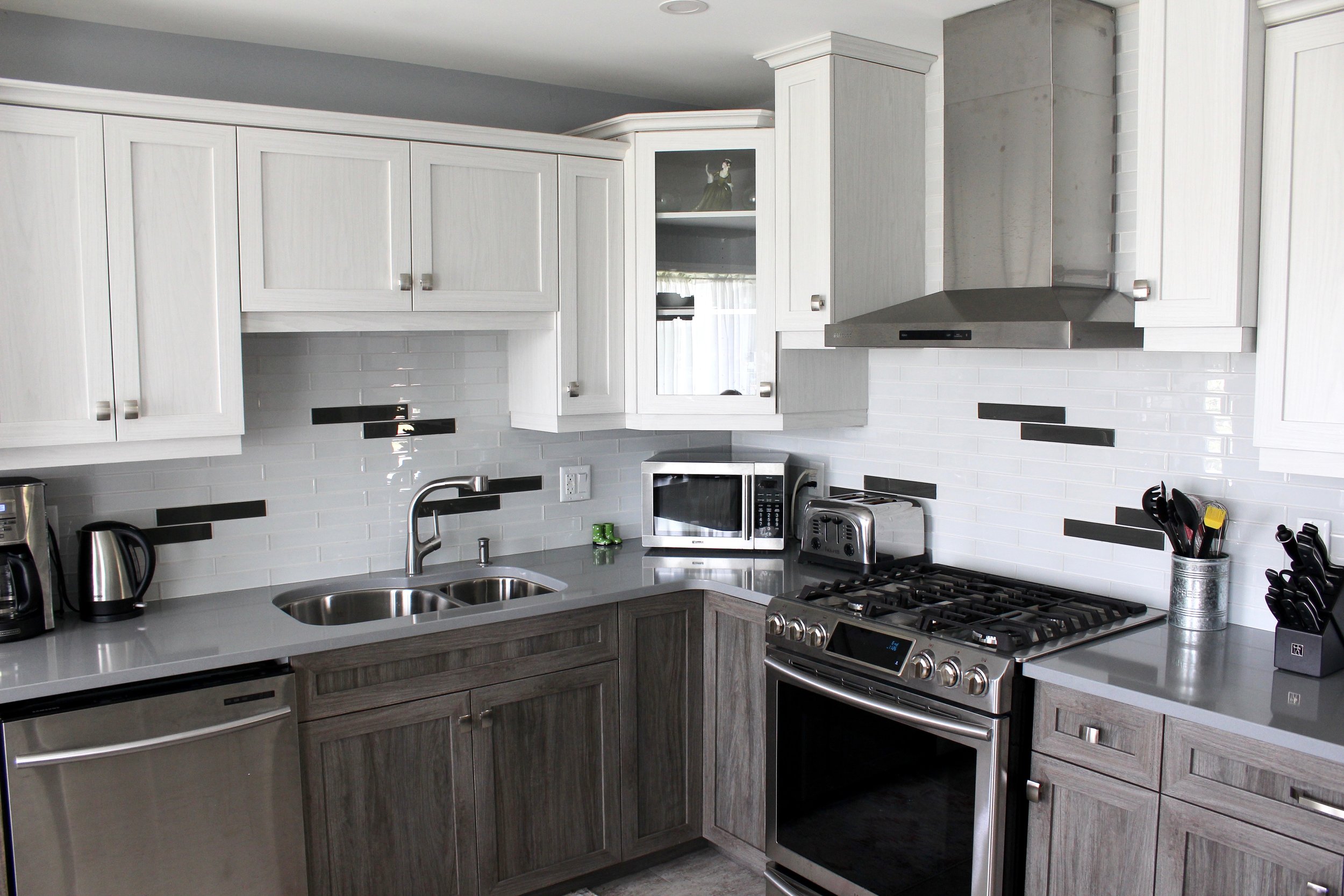 Two-tone kitchen cupboards