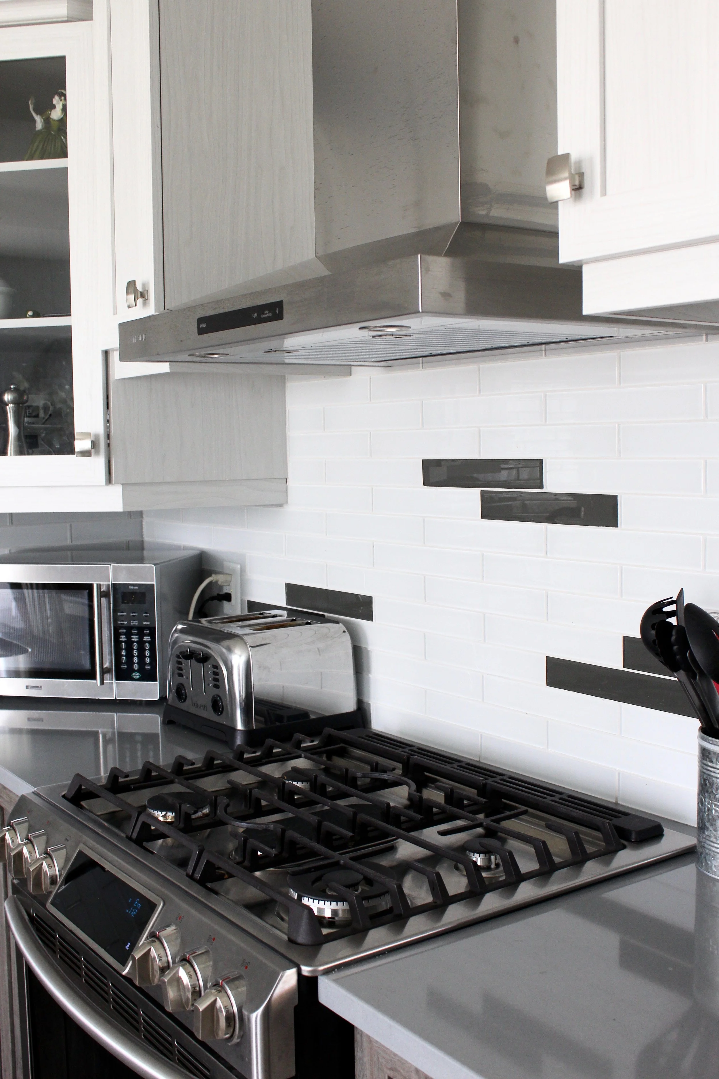 Large range with striking hood vent