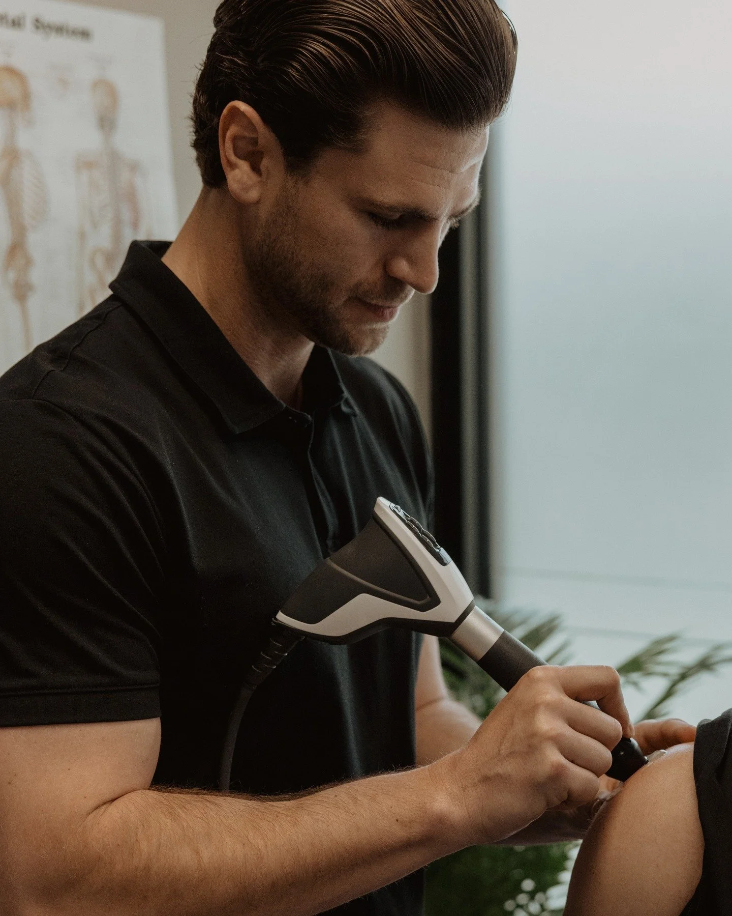 Shockwave therapy is a non-invasive, controlled, and effective treatment. It is commonly used to treat complaints such as tight muscles, jumper&rsquo;s knee, plantar fasciitis, and hip pinching or tightness. It works to relieve pain by:

🟢 improving