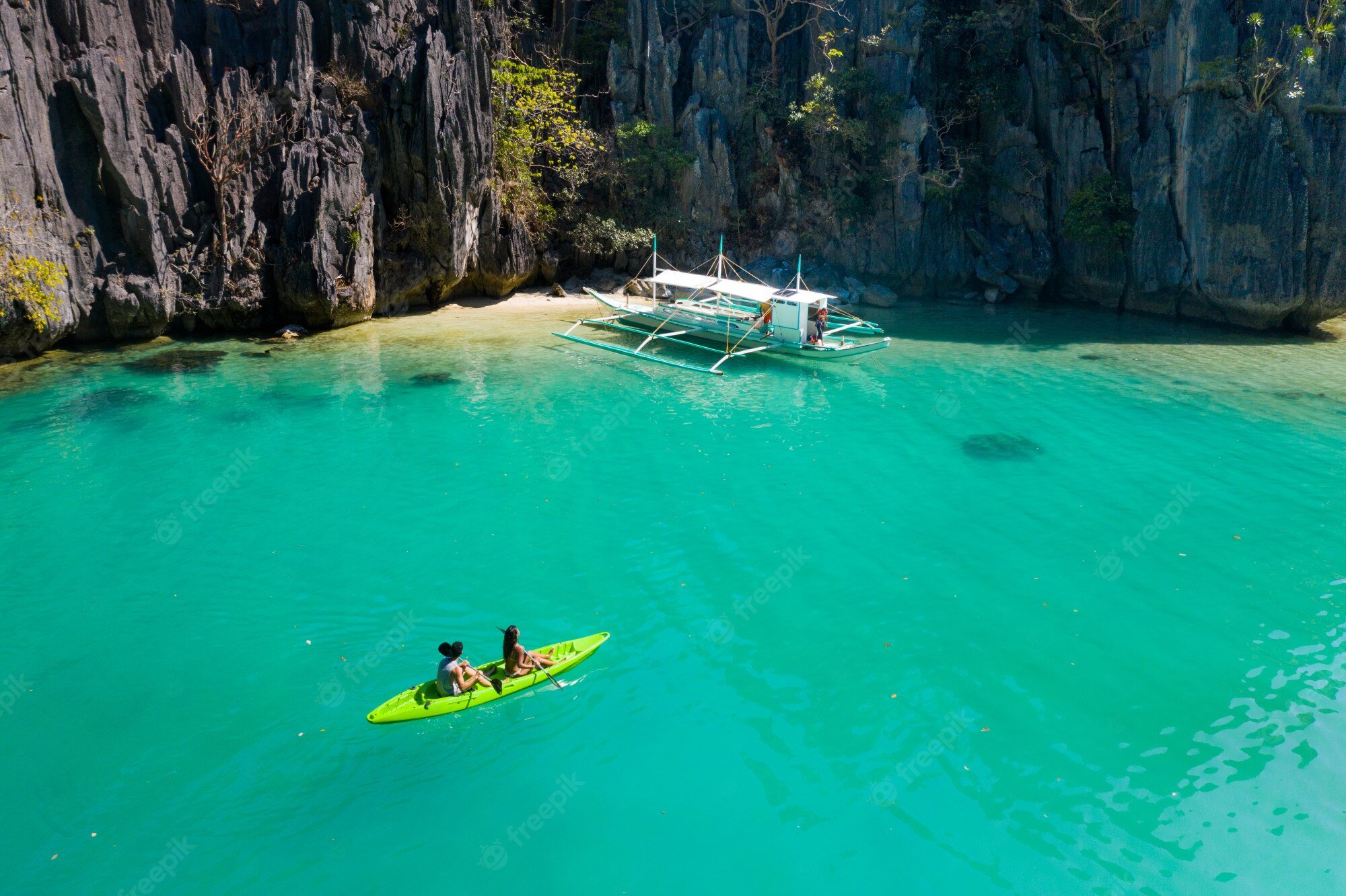 tropical-beach-el-nido-palawan-philippines_186382-12579.jpeg