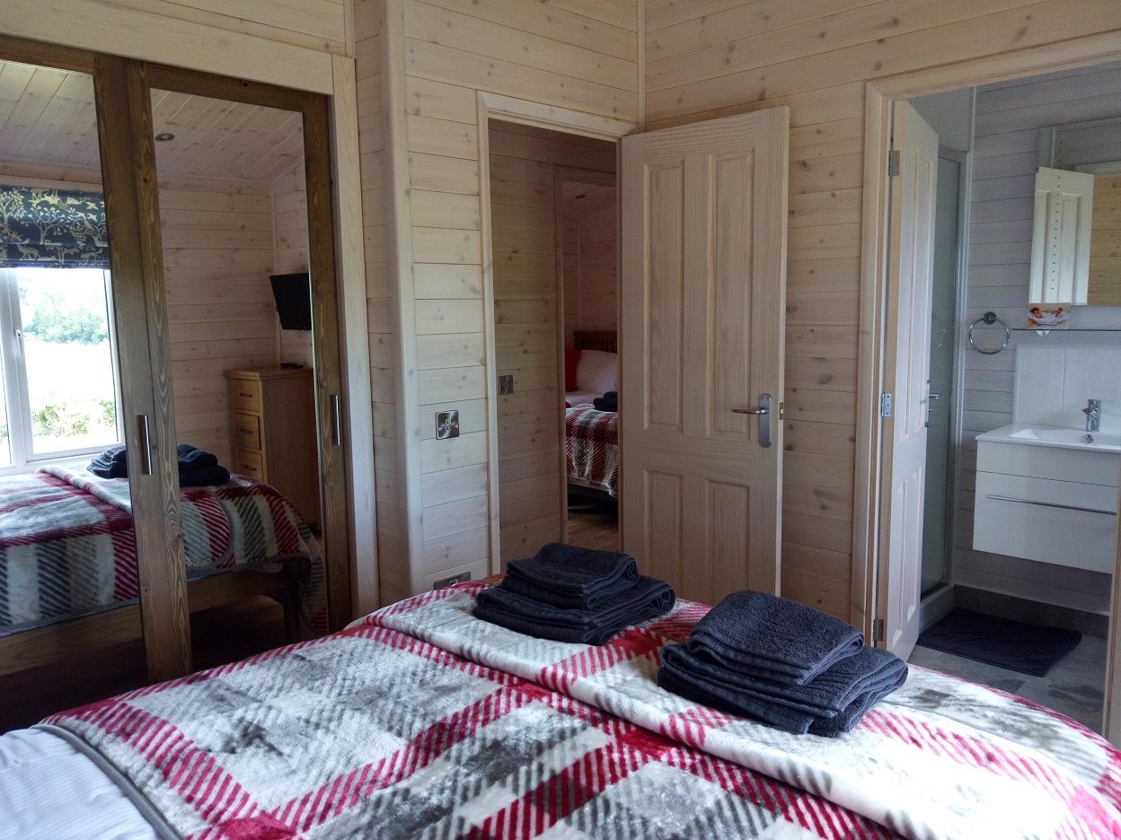King Master ensuite.jpg