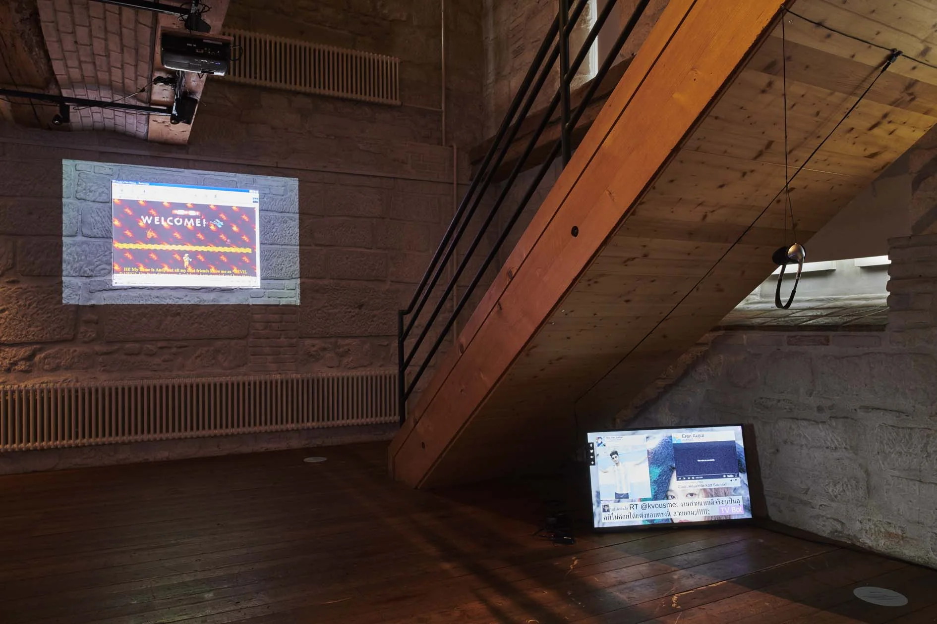 Olia Lialina & Dragan Espenschied, Skywriting , 2014, 86 video/MIDI sound captures of GeoCities home pages featuring welcome_plane.gif, Courtesy GeoCities Research Institute und Marc Lee, Political Campaigns – Battle of Opinion on Social Media , 2016 Interaktive netzbasierte TV-Show, Courtesy the artist, Fotos: Dominique Uldry