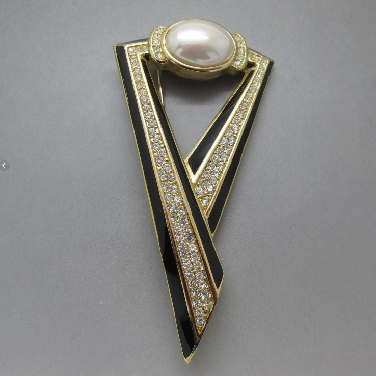 Christian Dior brooch.png
