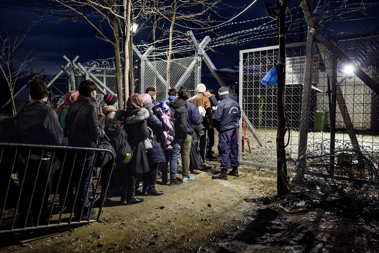  A group of people gets ready to cross into Macedonia at the border point of Idomeni, January 2016. The closure of this border meant the separation of many families and the overcrowding of thousands of people in Greek territory. 
