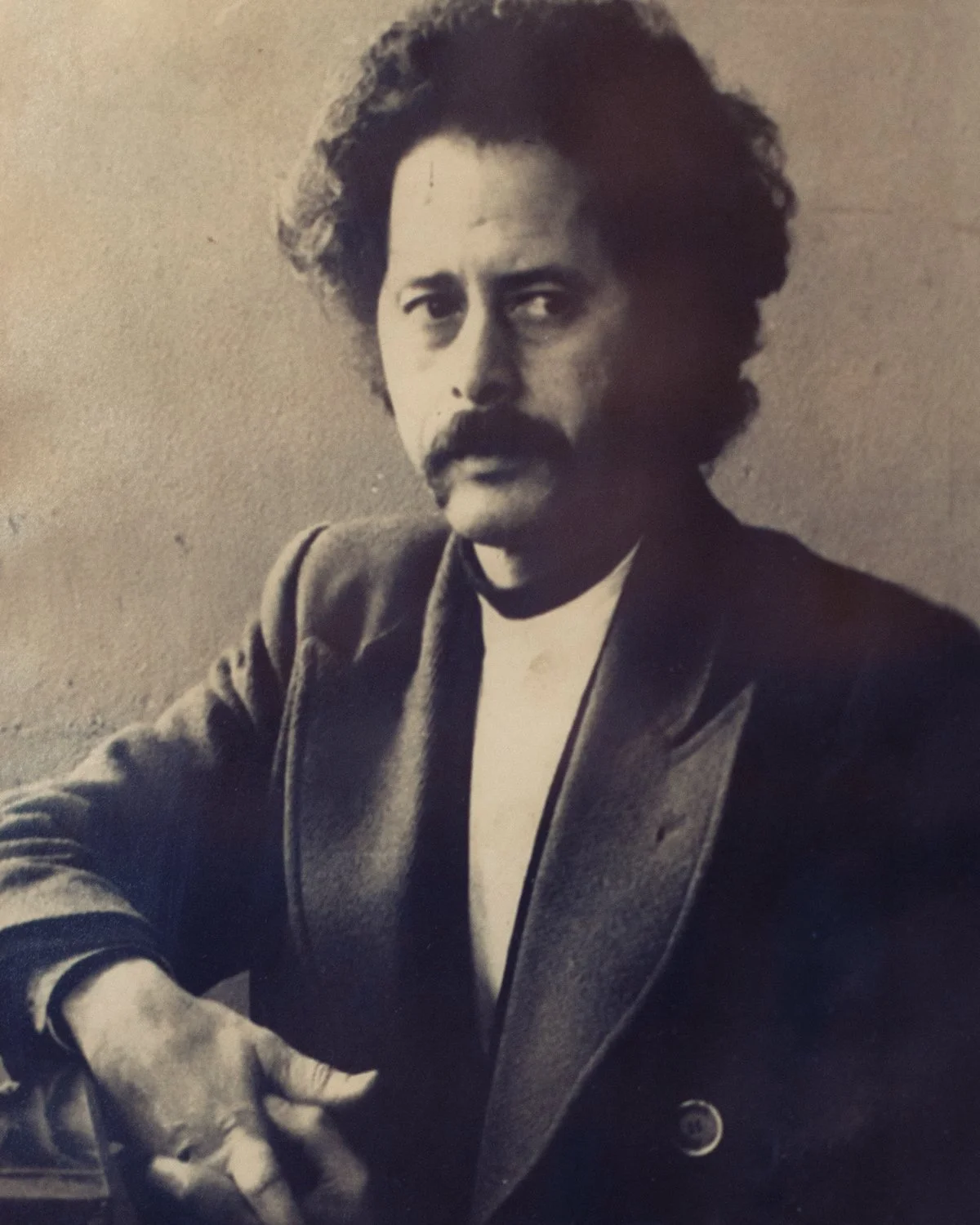   Chukri   This project explores the literary universe of the Riffian writer (Mohamed Chukri, 1935-2003). It is a way to remain in the reading of his work, not to consider it closed while brings clarity to interpret the present.  This uncompleted inv